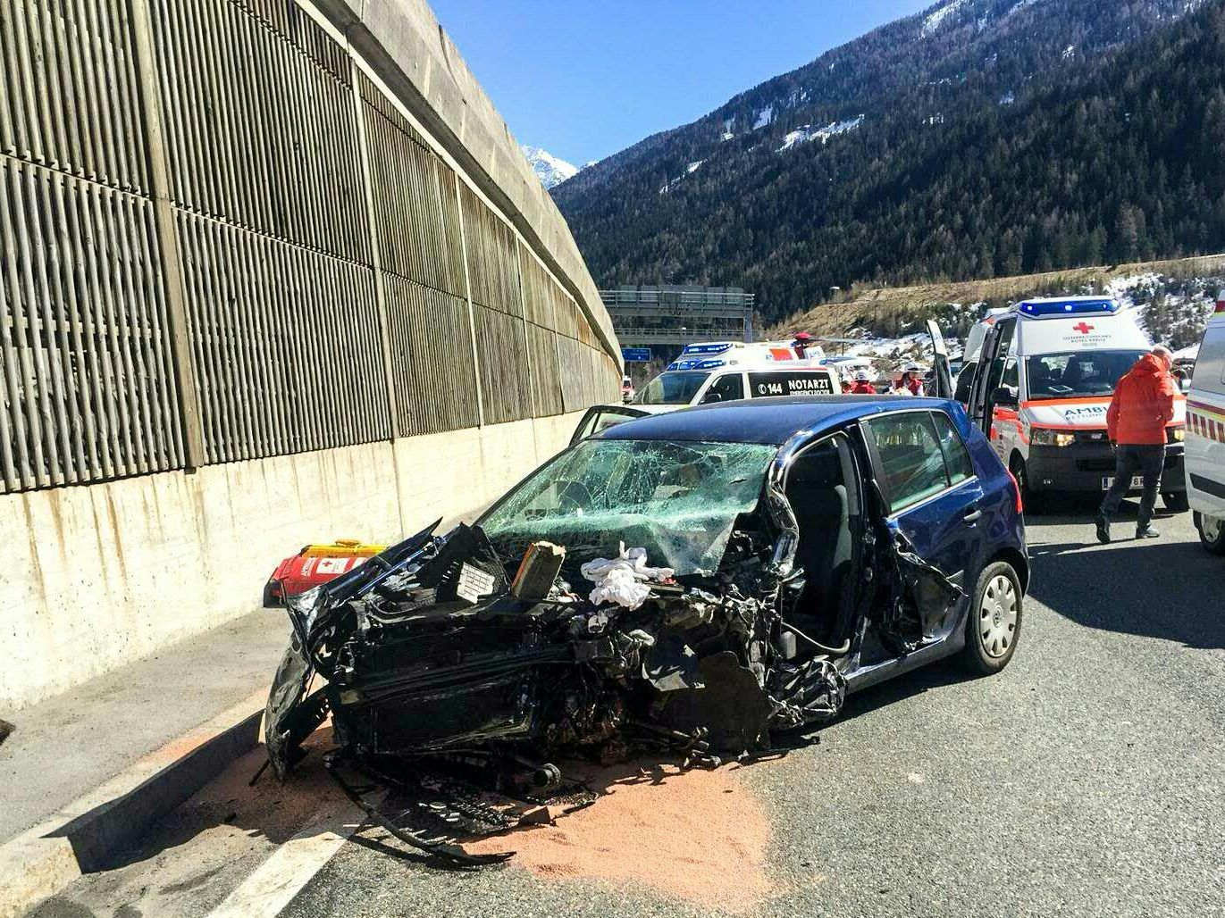 DREI SCHWERVERLETZTE BEI GEISTERFAHRERUNFALL DREI SCHWERVERLETZTE BEI GEISTERFAHRERUNFALL
