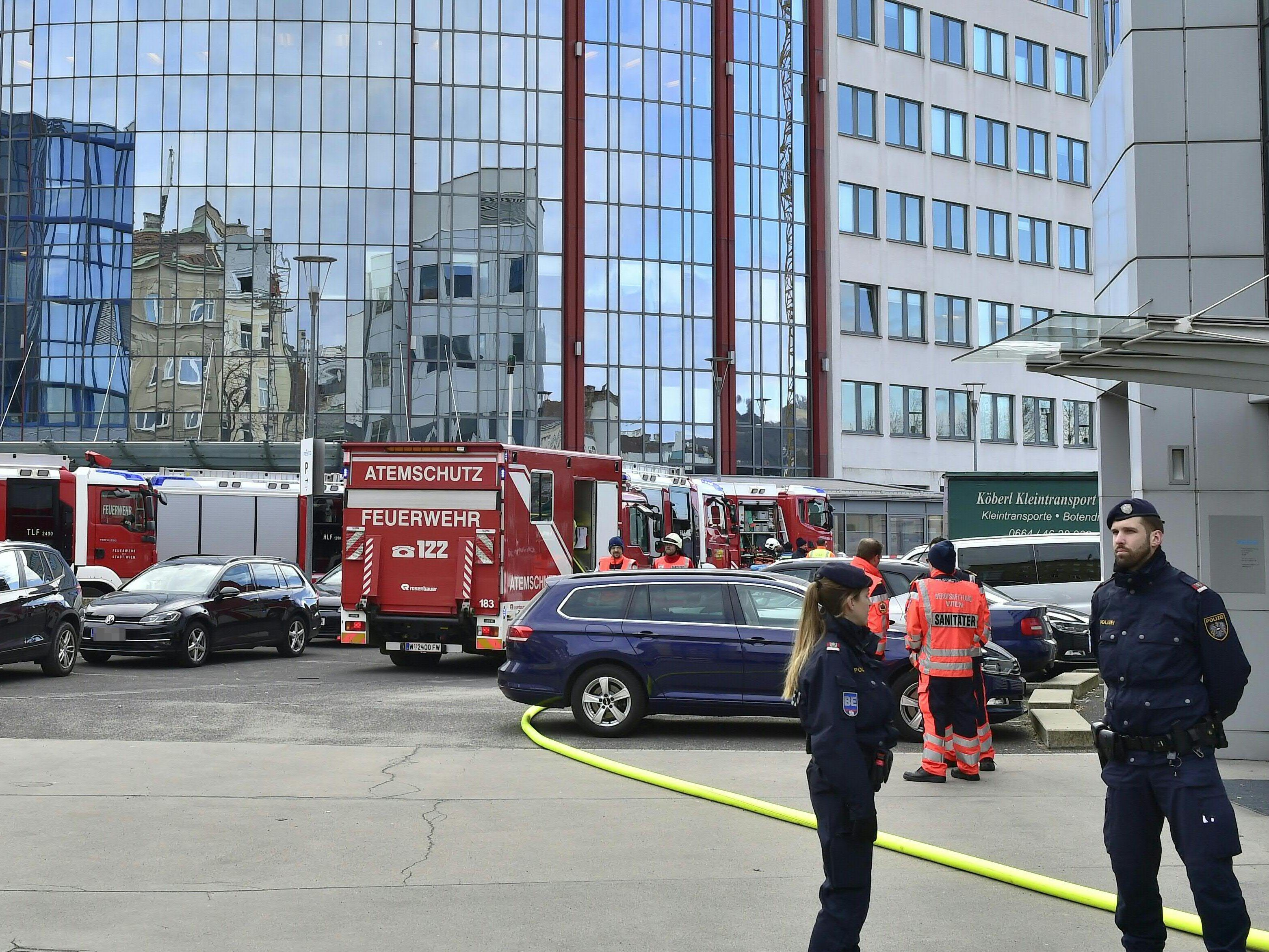 Sicherheitshalber wurden 700 Menschen von der Feuerwehr evakuiert. Sicherheitshalber wurden 700 Menschen von der Feuerwehr evakuiert.