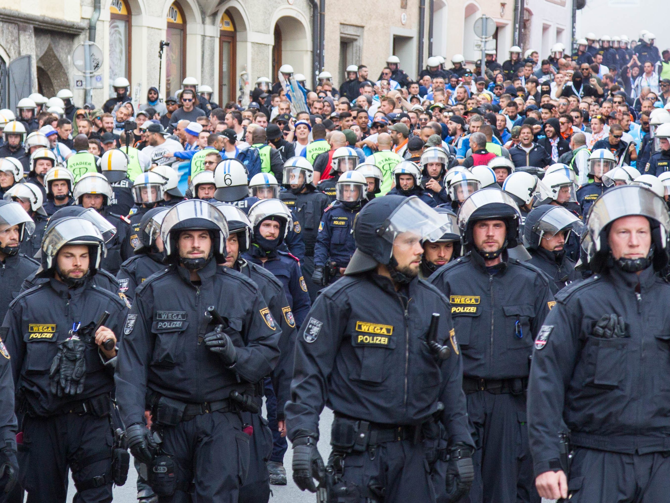 Diskussion um Kosten von Polizeieinsätzen rund um Bundesliga-Matches.