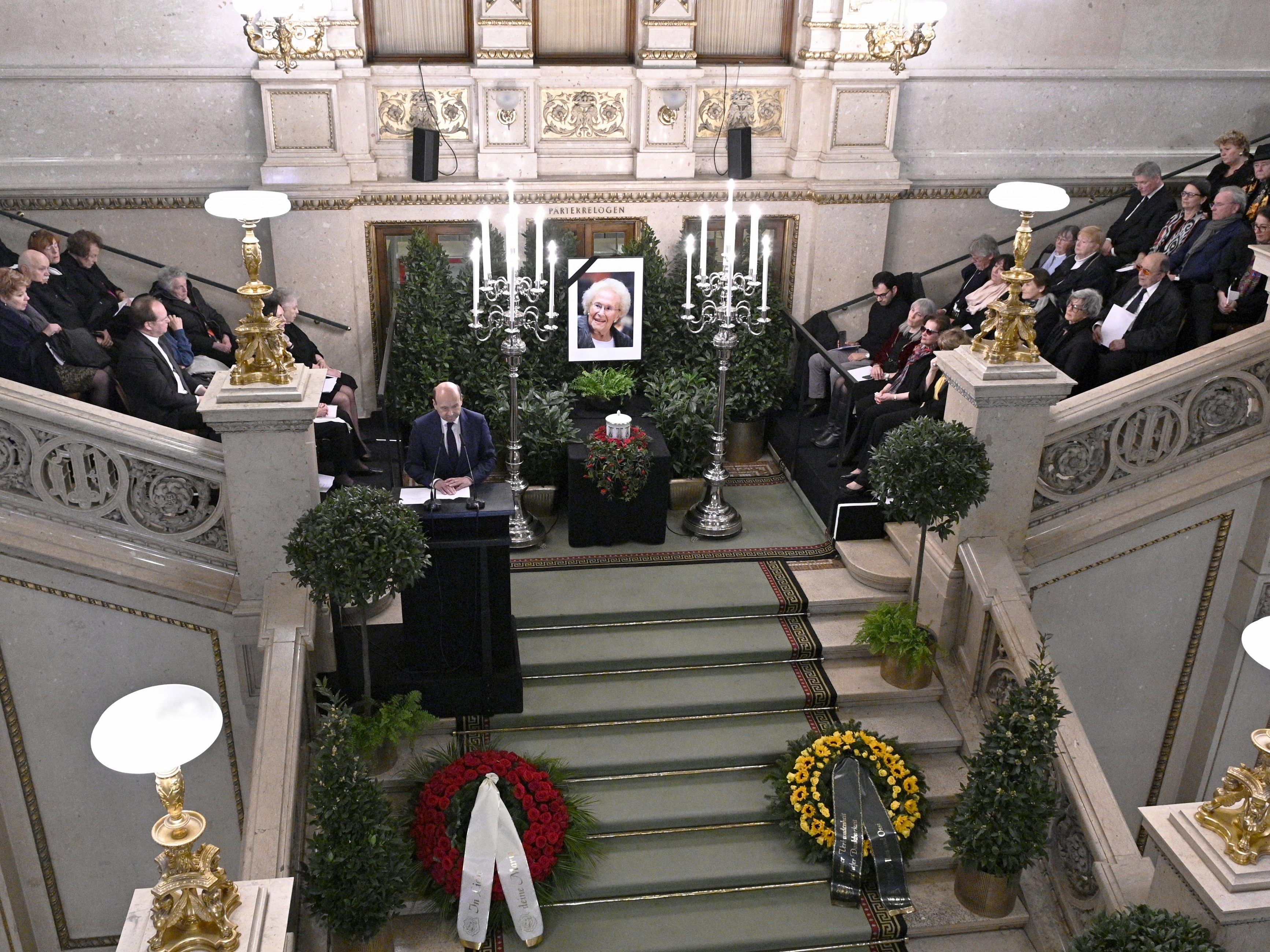 Die Trauerfeier fand auf der Prunkstiege der Wiener Staatsoper statt.