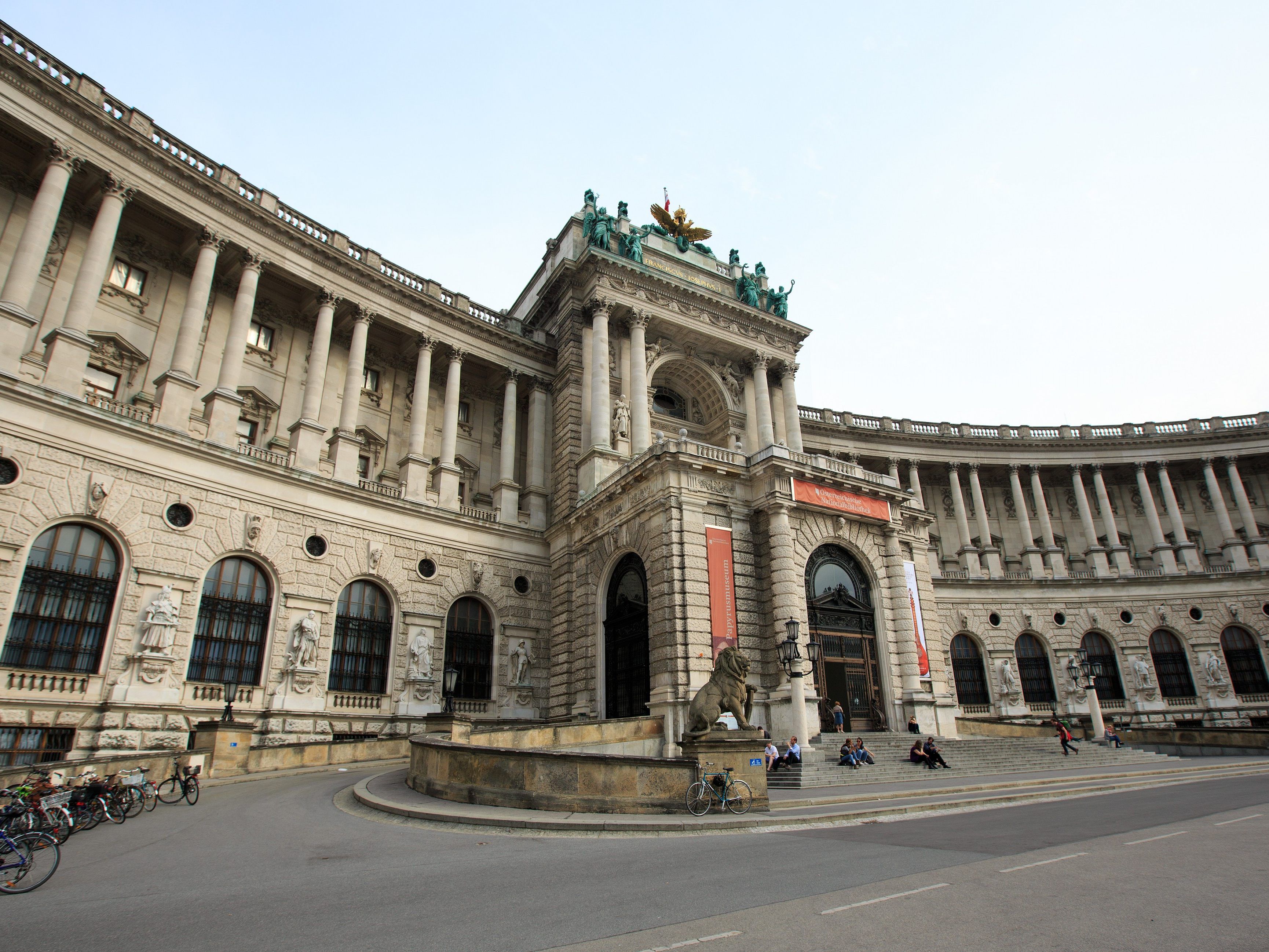 Das Haus der Geschichte sucht ab sofort Ideen für die Nutzung des "Hitler Balkons". Das Haus der Geschichte sucht ab sofort Ideen für die Nutzung des "Hitler Balkons".