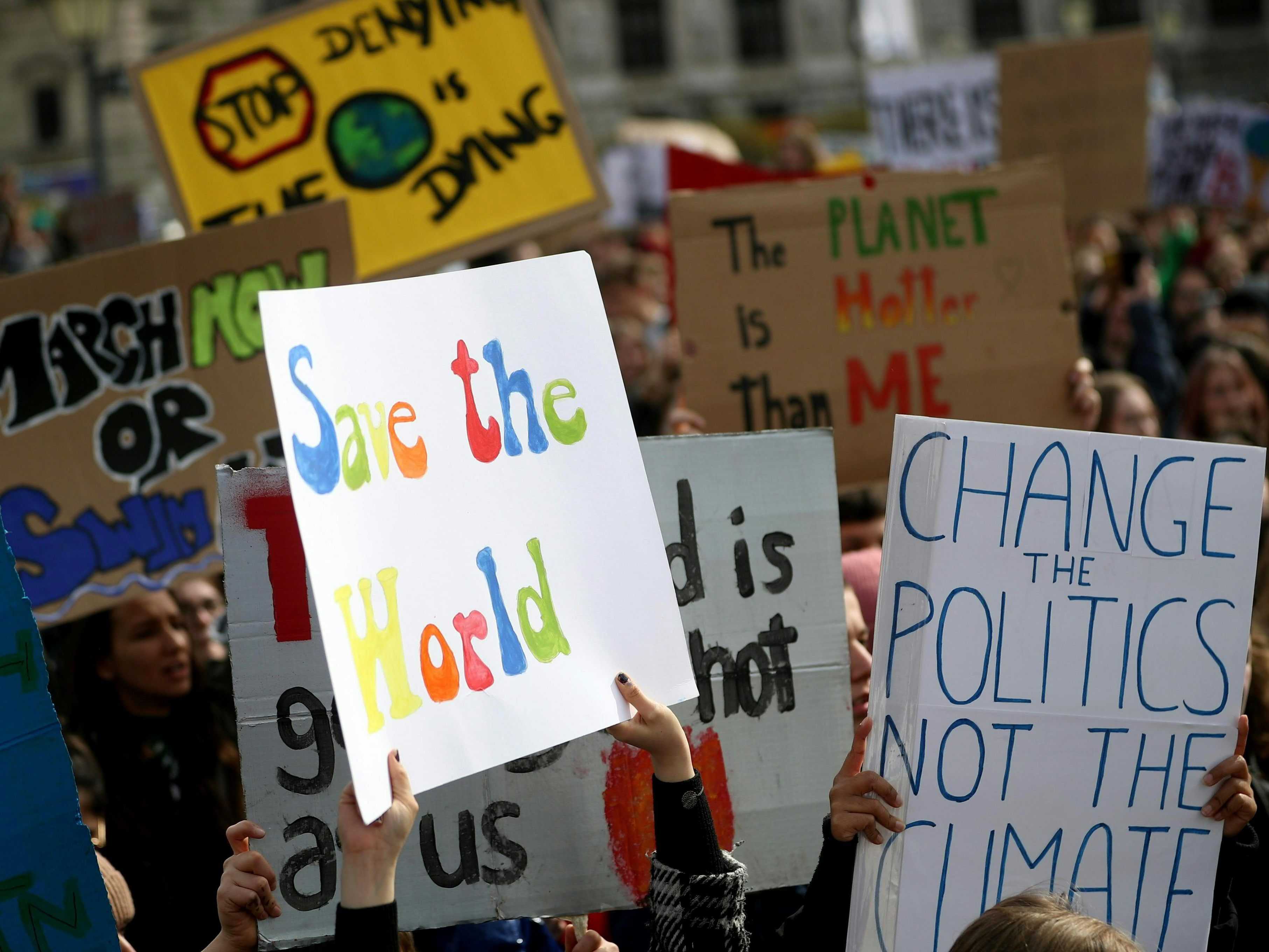 Die Teilnehmer hörten einen wissenschaftlichen Vortrag über den Klimawandel.