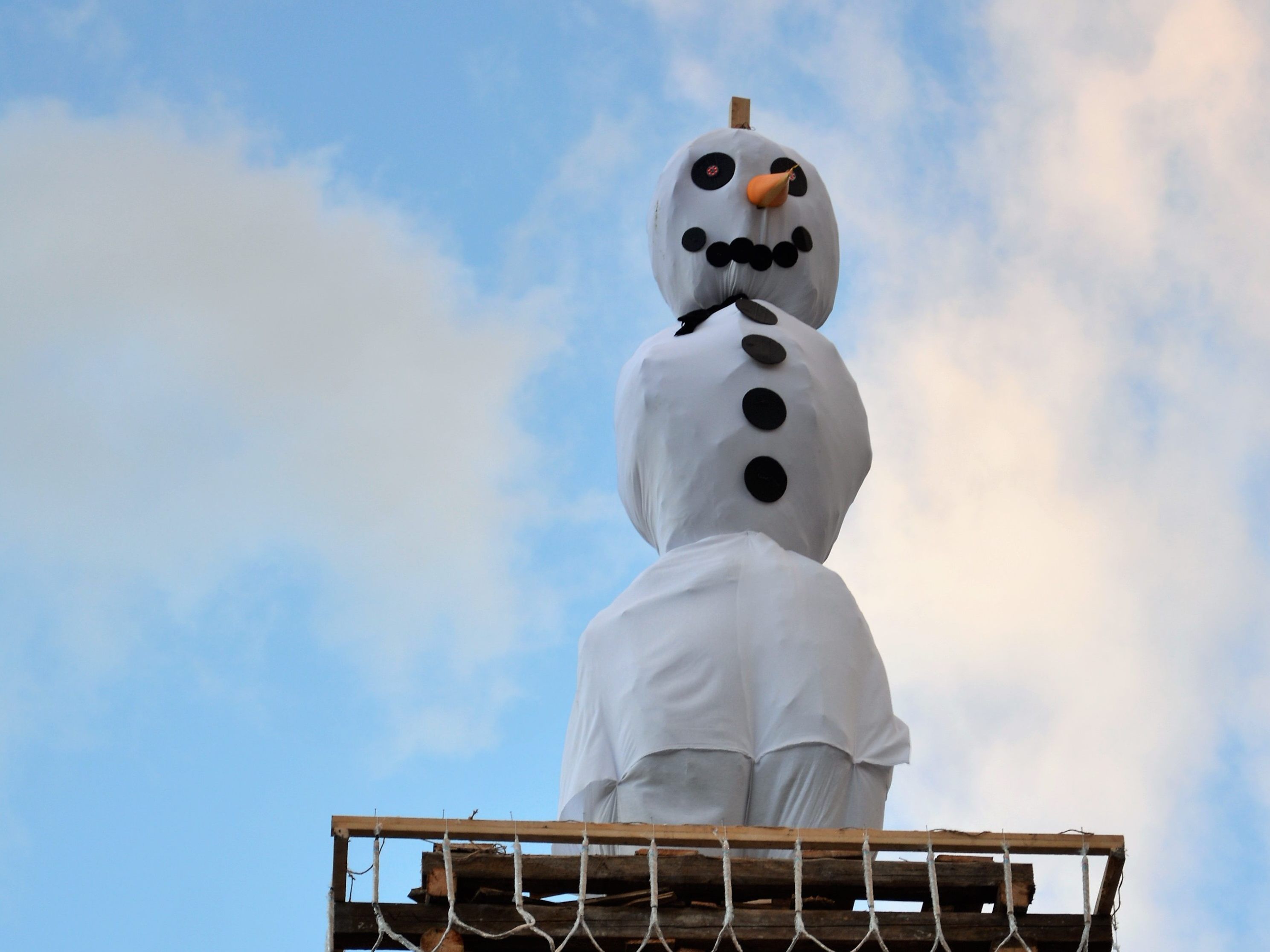 Heuer thronte zum ersten Mal ein Schneemann statt einer Hexe auf dem Achmühler Funken. Heuer thronte zum ersten Mal ein Schneemann statt einer Hexe auf dem Achmühler Funken.