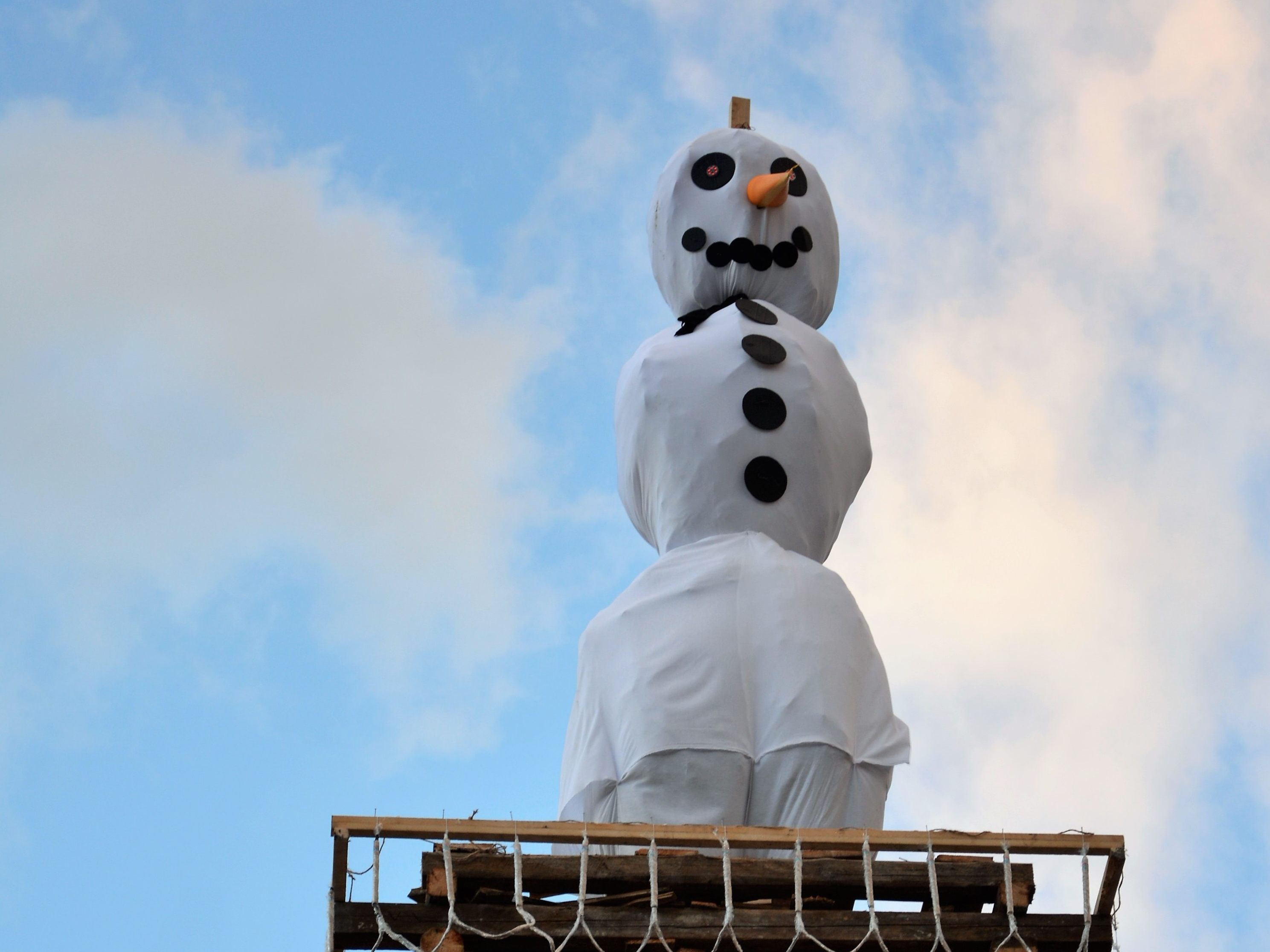 Heuer thronte zum ersten Mal ein Schneemann statt einer Hexe auf dem Achmühler Funken.