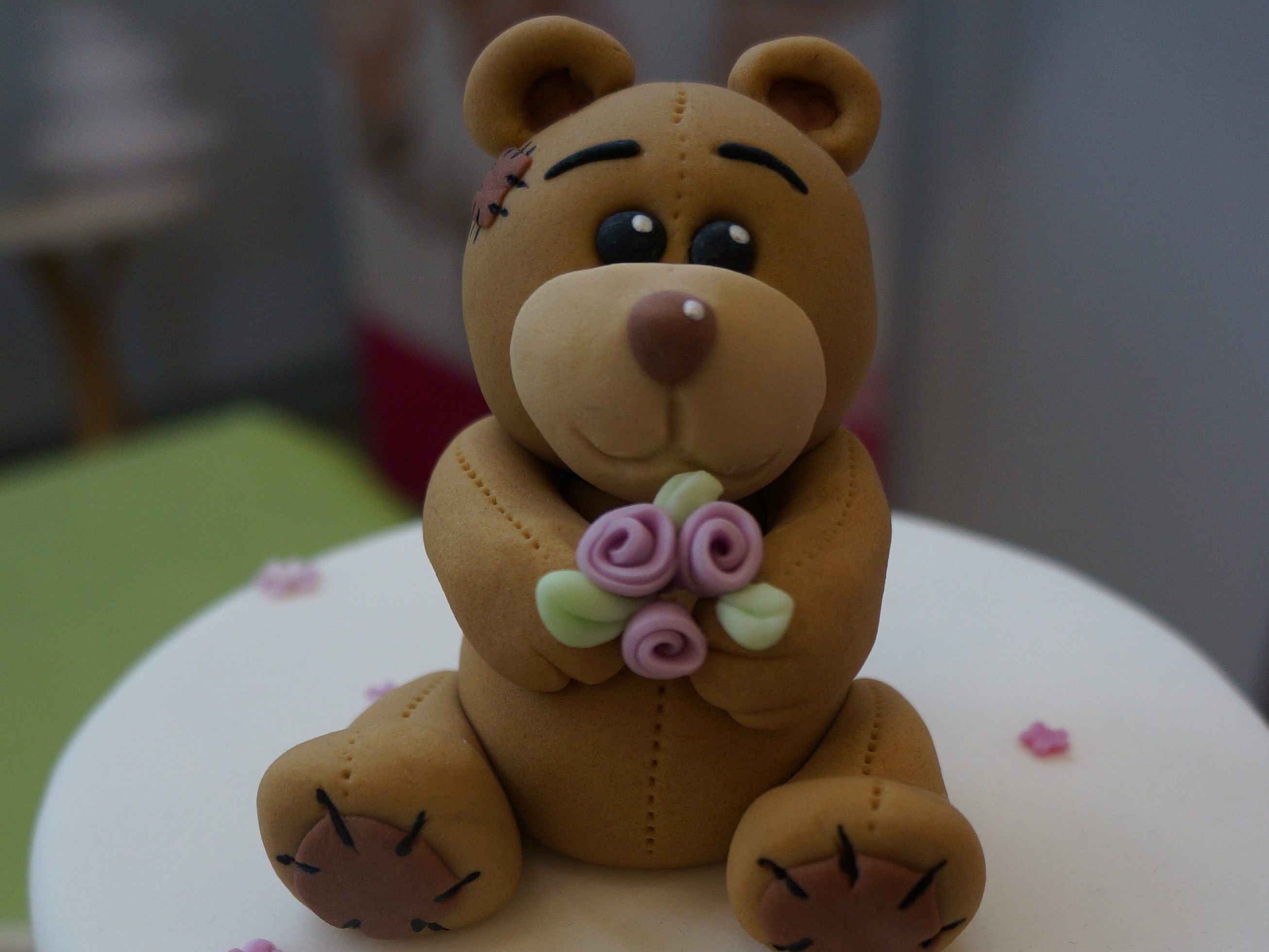 Das Modellieren von Fondantfiguren wird ebenfalls gezeigt. Das Modellieren von Fondantfiguren wird ebenfalls gezeigt.