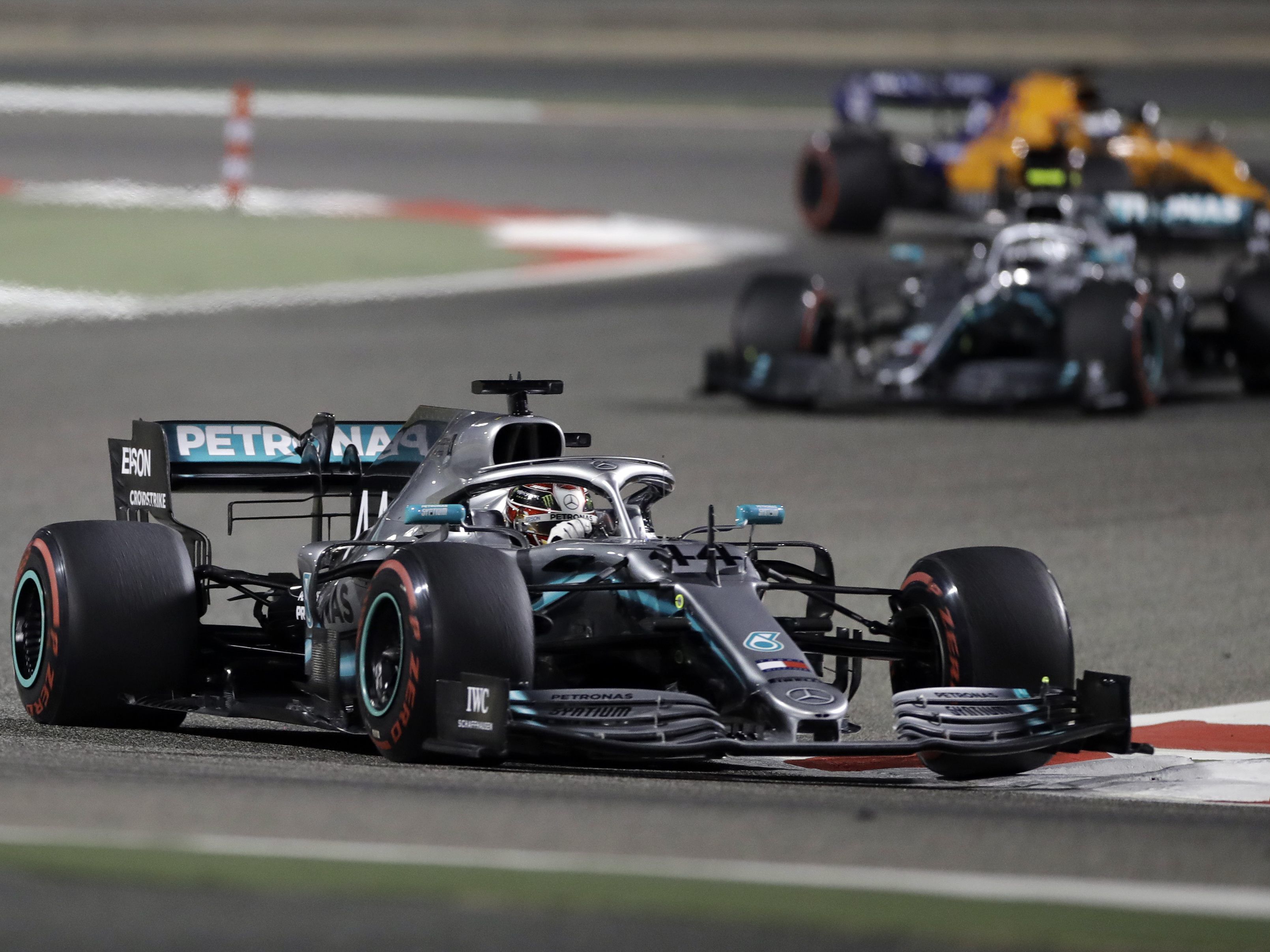 Hamilton profitierte heute auch von den Problemen bei Leclerc. Hamilton profitierte heute auch von den Problemen bei Leclerc.