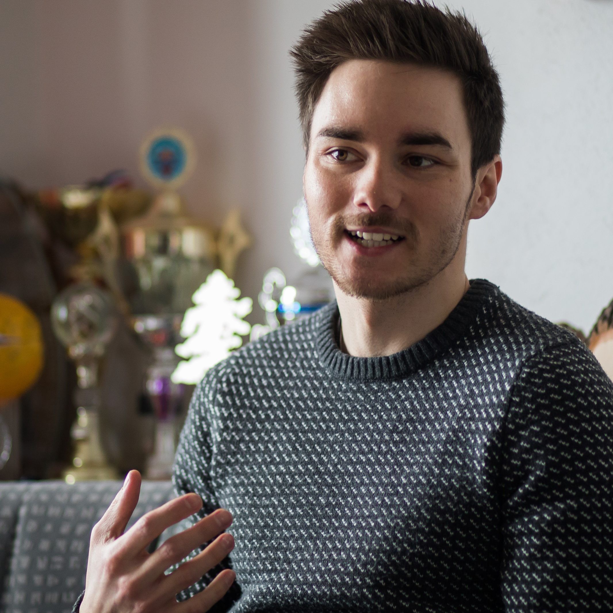 Dominik Baldauf im Esszimmer seines Elternhauses.