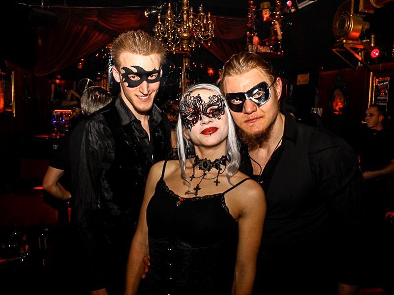 Dunkle Klänge und Kostüme sind beim Ball der schwarzen Masken Pflicht. Dunkle Klänge und Kostüme sind beim Ball der schwarzen Masken Pflicht.