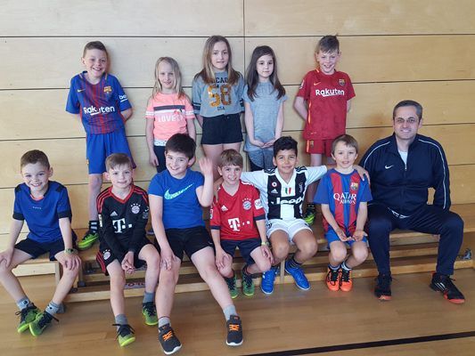 Die Zweitklässler der VS Hofen bei der Ballschule Die Zweitklässler der VS Hofen bei der Ballschule