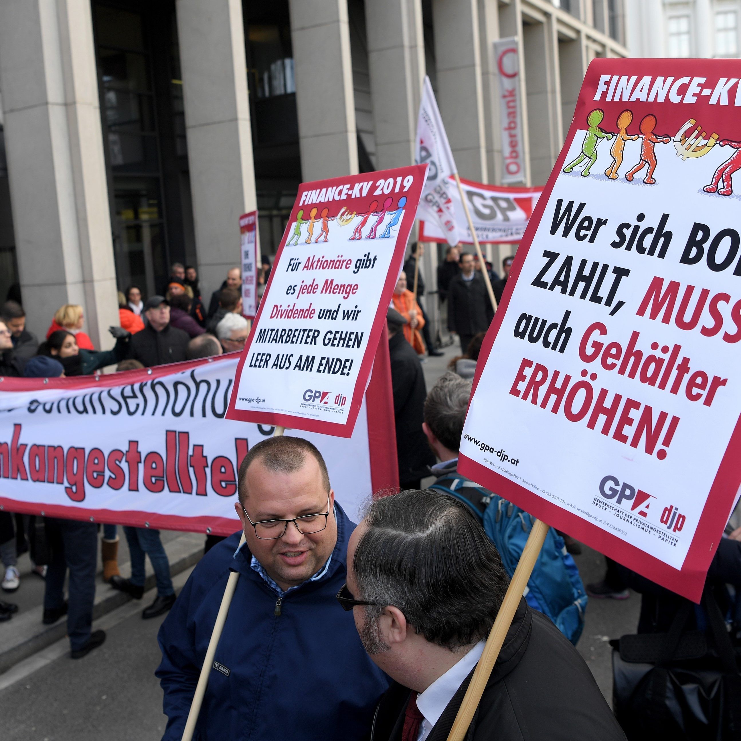 Zuletzt haben die Arbeitgeber eine Erhöhung der Gehälter um 2,66 Prozent angeboten.