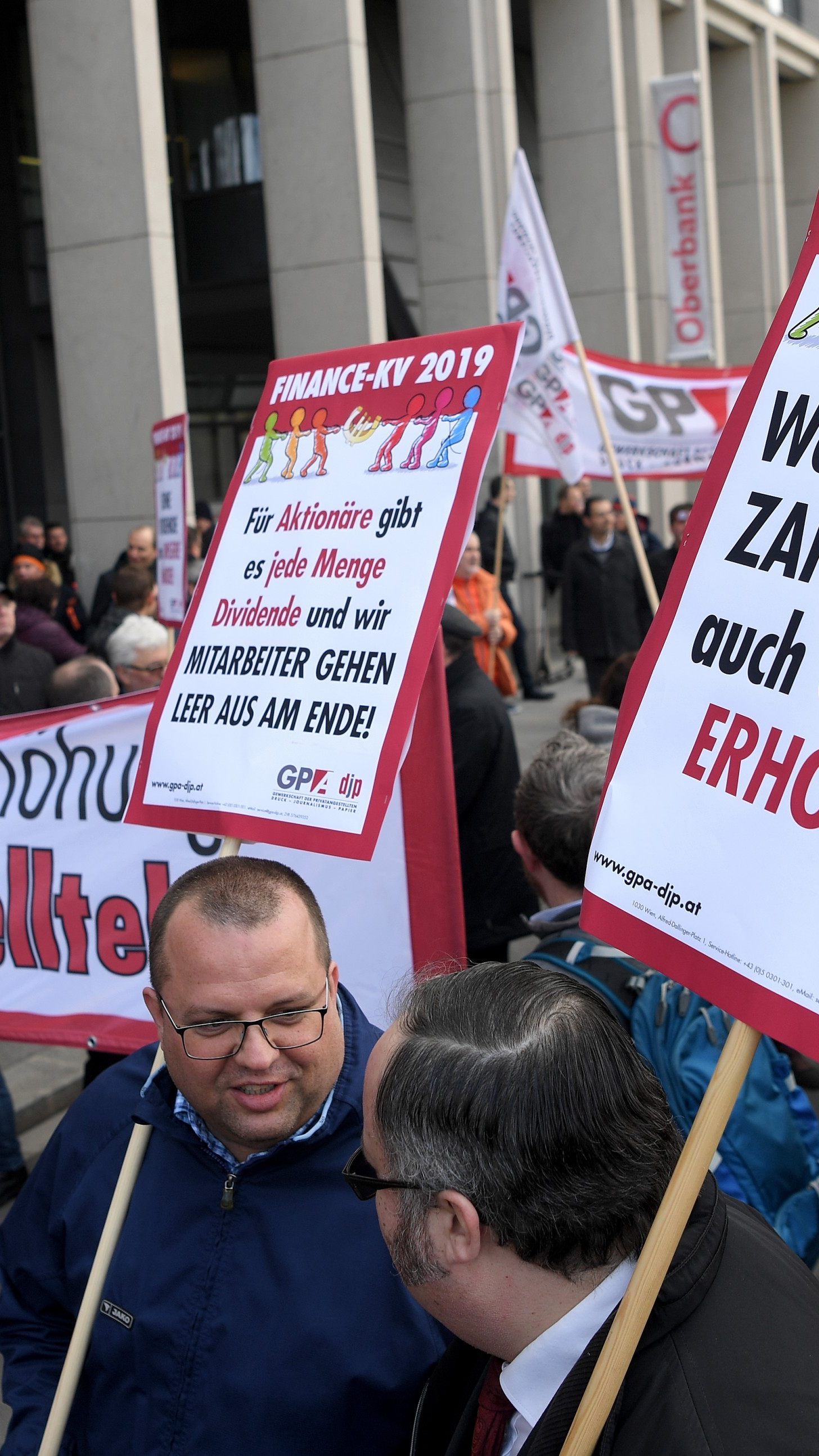 Zuletzt haben die Arbeitgeber eine Erhöhung der Gehälter um 2,66 Prozent angeboten.