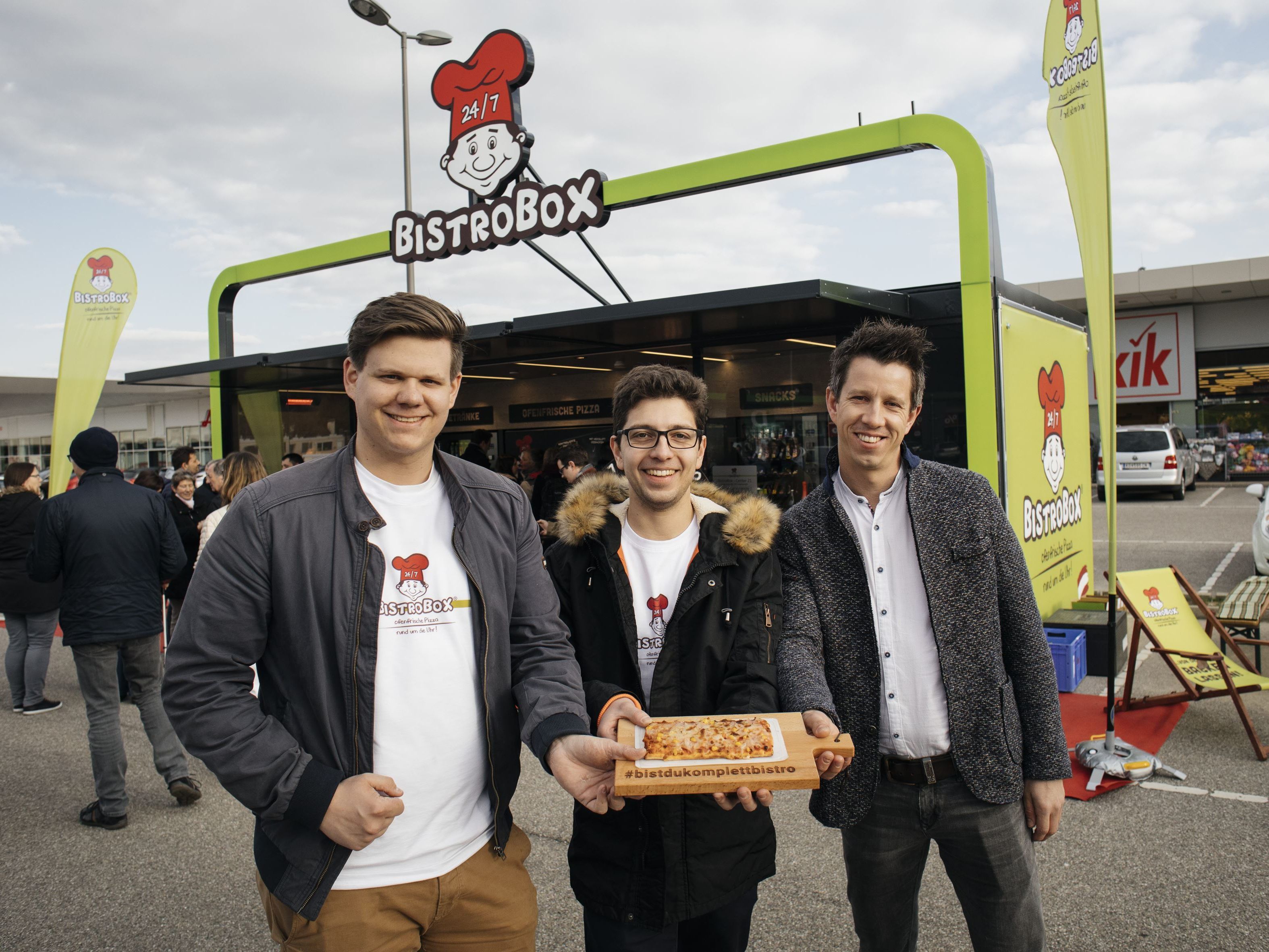 Franchisepartner Christoph Kaiser und Florian Pany mit Jürgen Traxler (BistroBox GmbH).