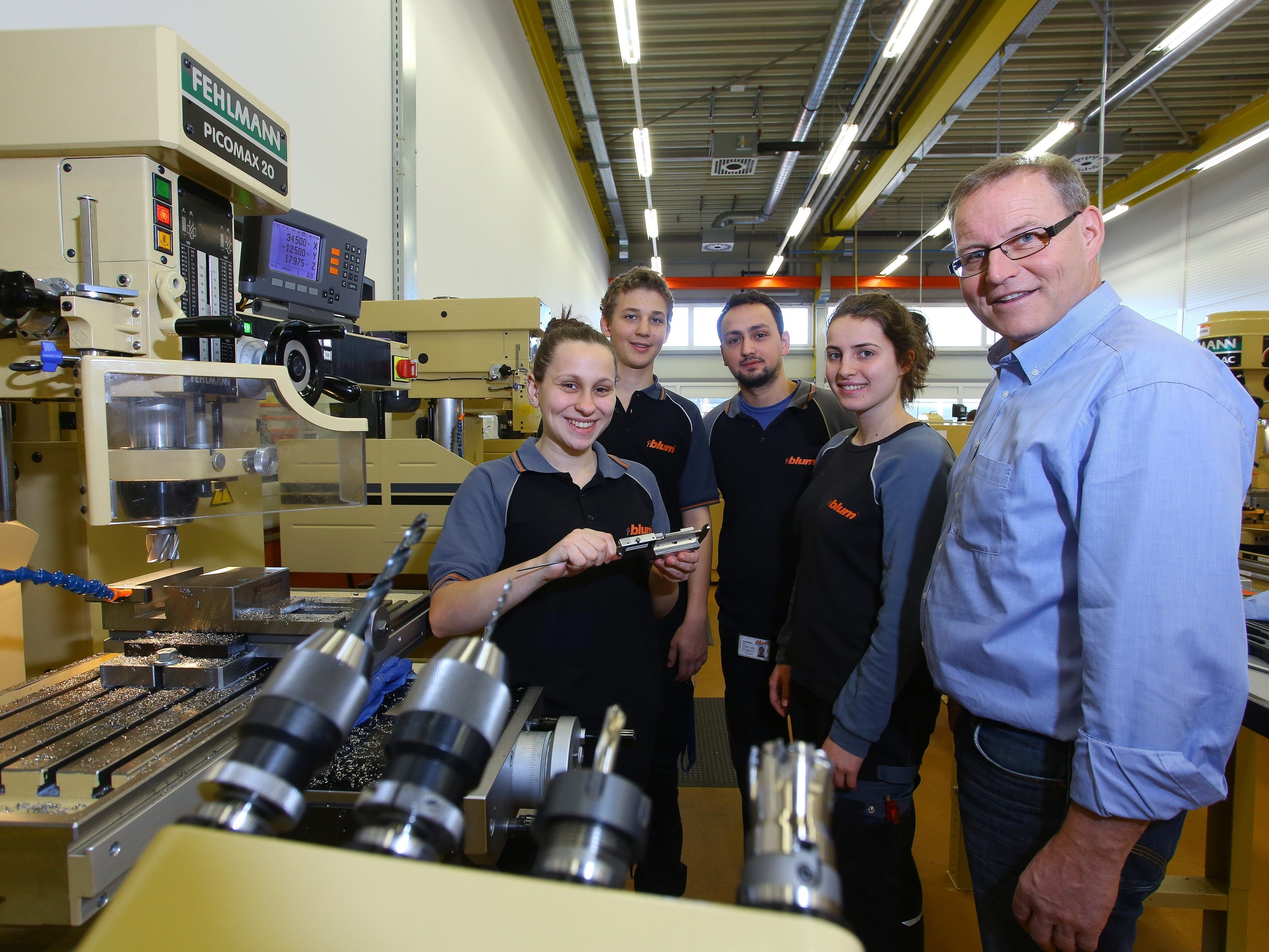 Blum-Ausbilder Dieter Hämmerle mit Lehrlingen. Blum-Ausbilder Dieter Hämmerle mit Lehrlingen.