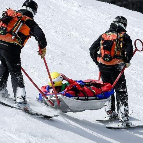 Cornelia Hütter wurde nach ihrem Sturz am Mittwoch verletzt von der Piste transportiert.