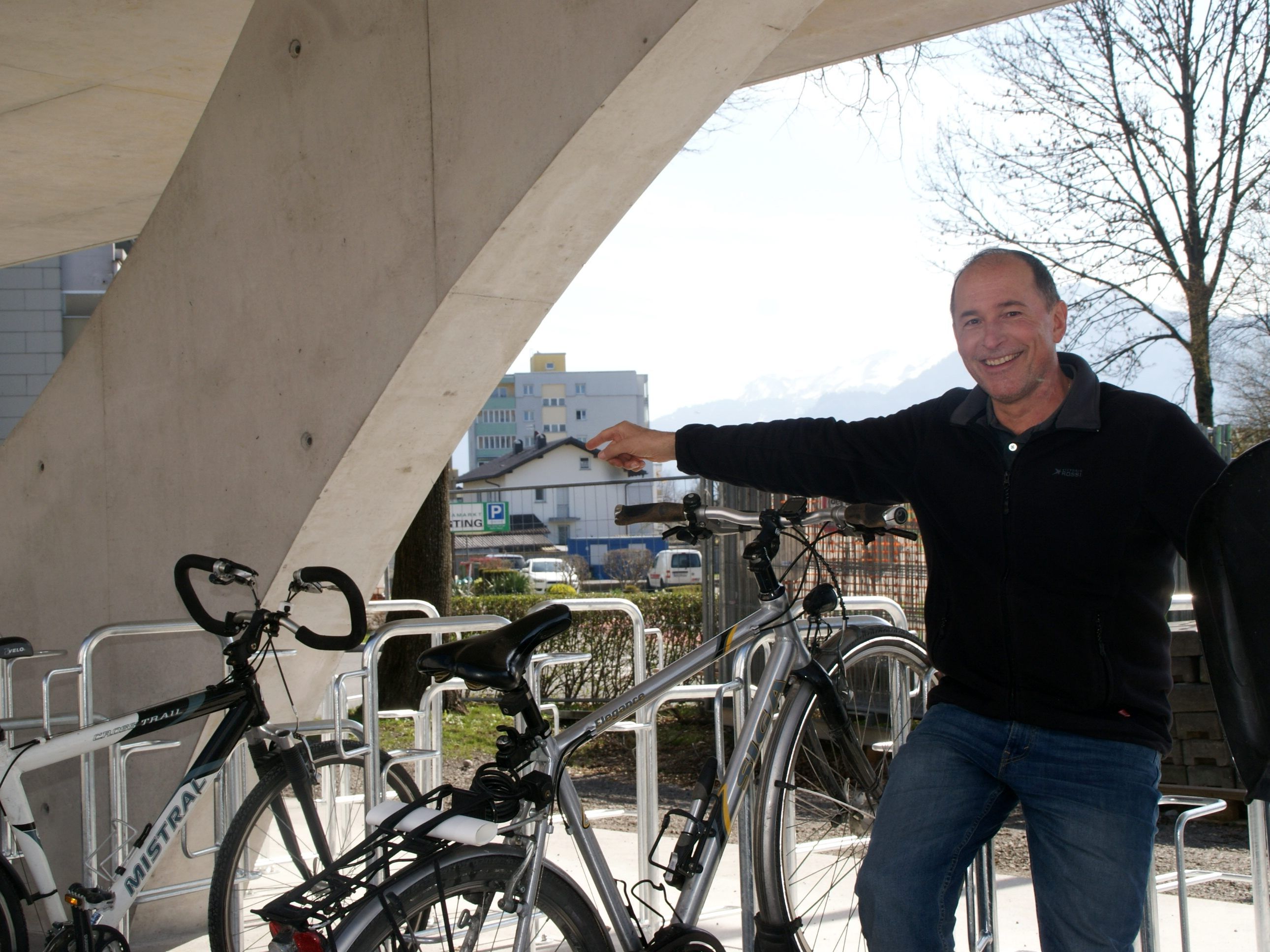 GR Dietmar Haller präsentiert stolz den neuen Radabstellplatz