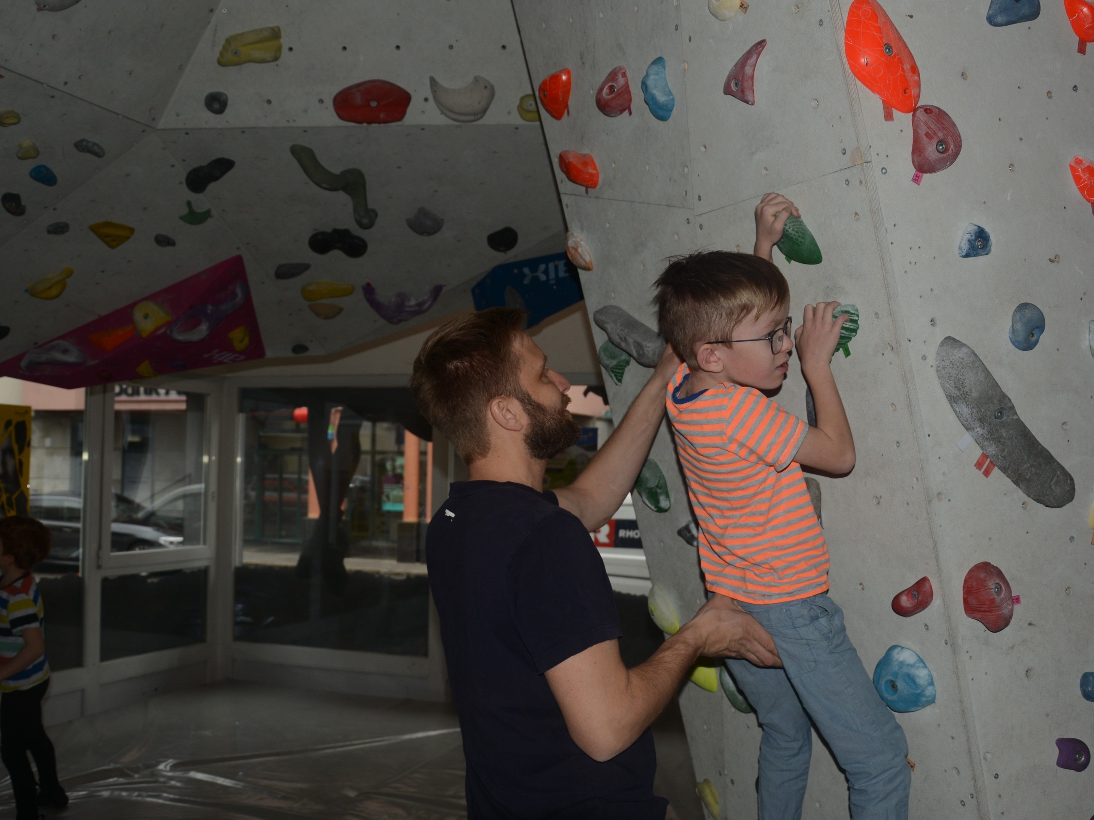 Gemeinsam versuchten Väter und Kinder die Wand hoch zu kommen