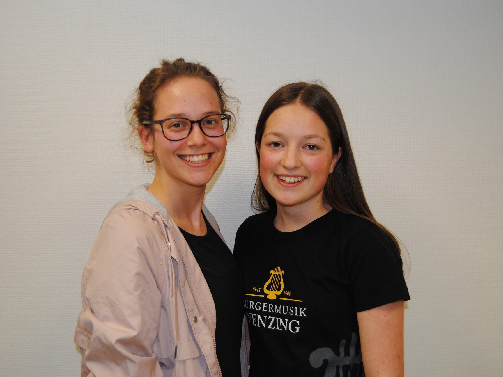 Madlen und Lea haben die Probezeit hinter sich. Madlen und Lea haben die Probezeit hinter sich.