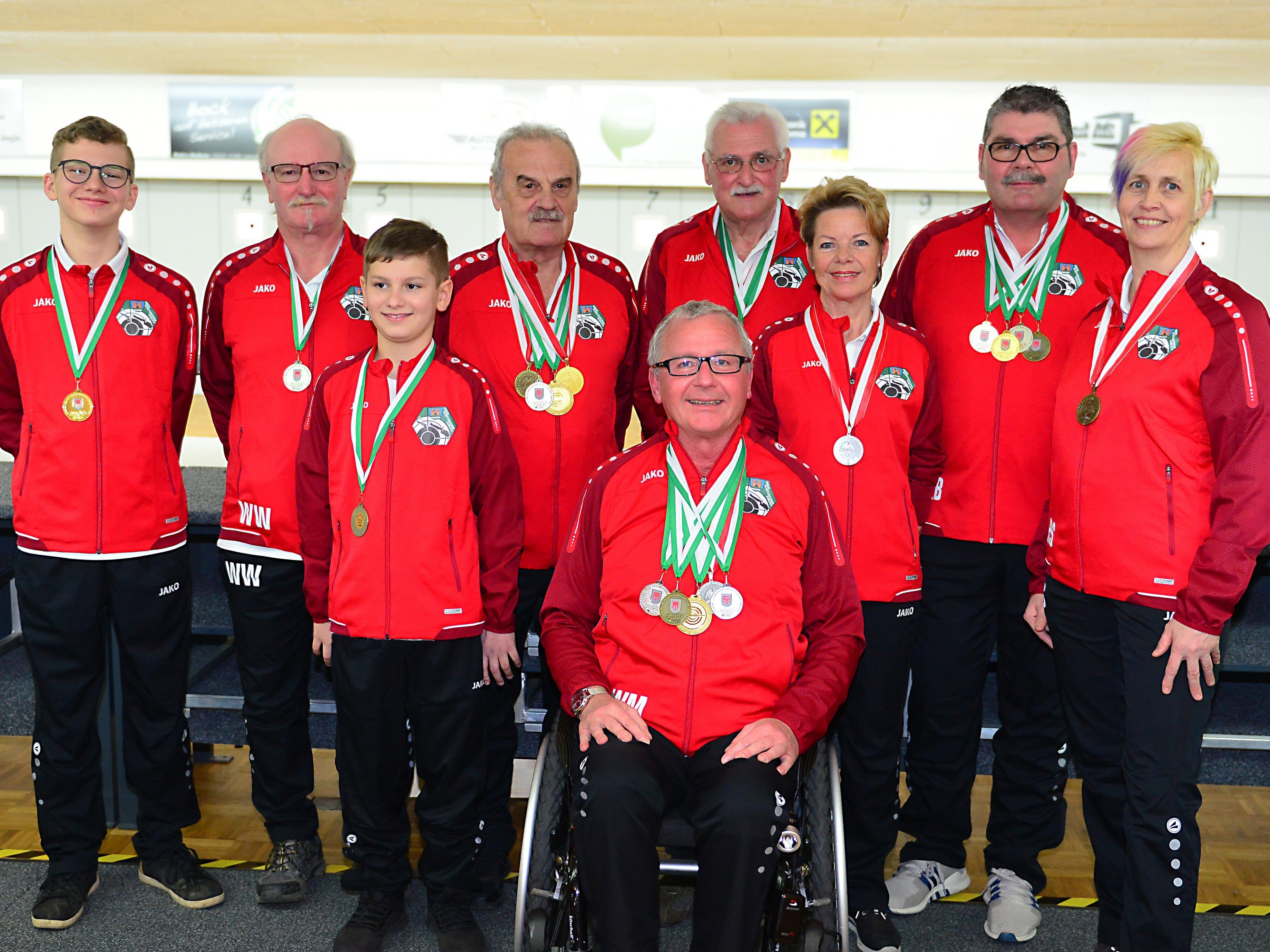 vlnr.: Wolf Lou, Wolf Werner, Wolf Leo, Linder Siegfried, Looser Peter, Wicher Gitti, Achmüller Bernd, Roßmann Silvia, sitzen Manny Wicher. Auf dem Foto fehlen: Scheiblauer Werner, Tassotti Horst, Riedmann Robert und Hammermann Marcel.