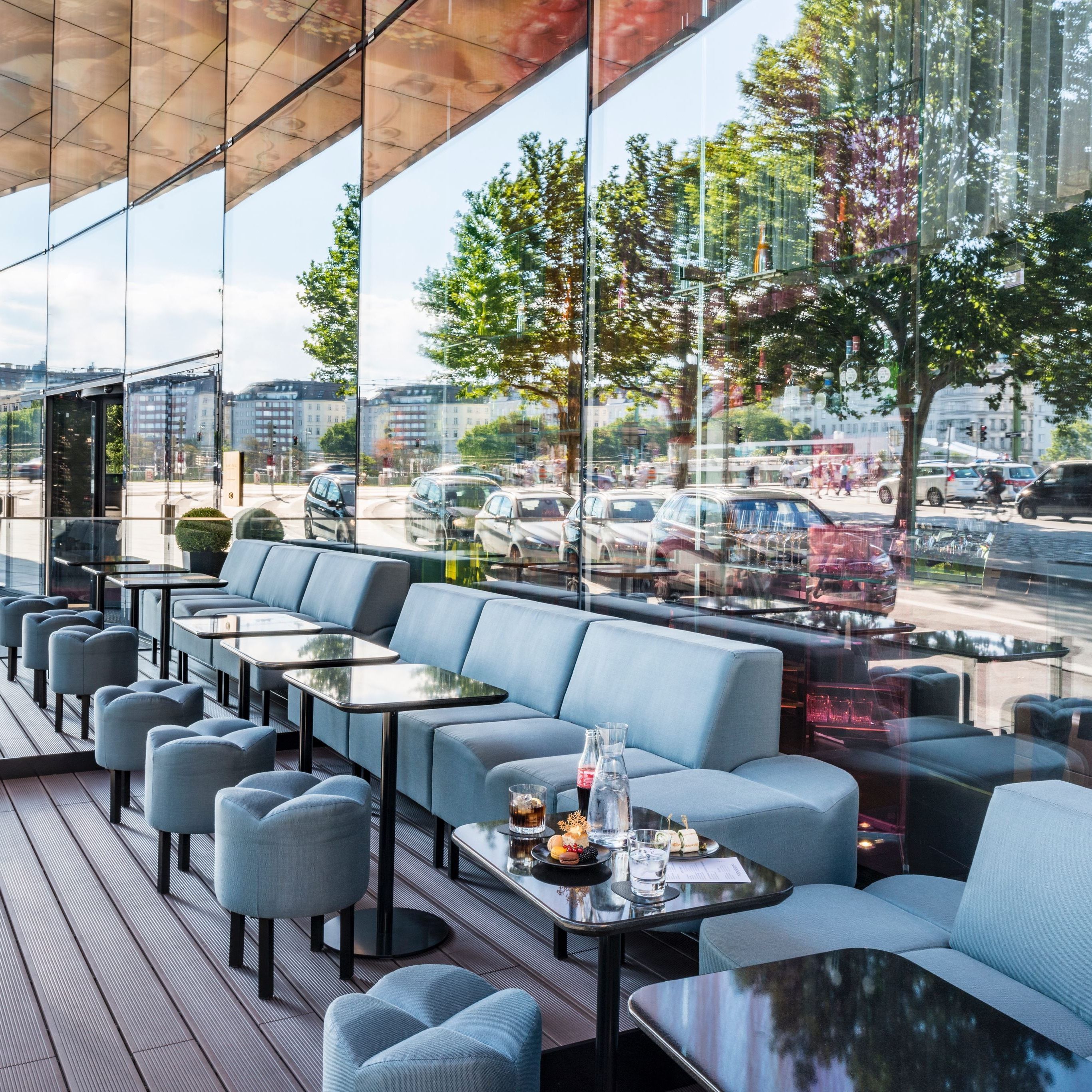 Die Terrasse im SO/VIENNA lädt zum gemütlichen Verweilen ein.