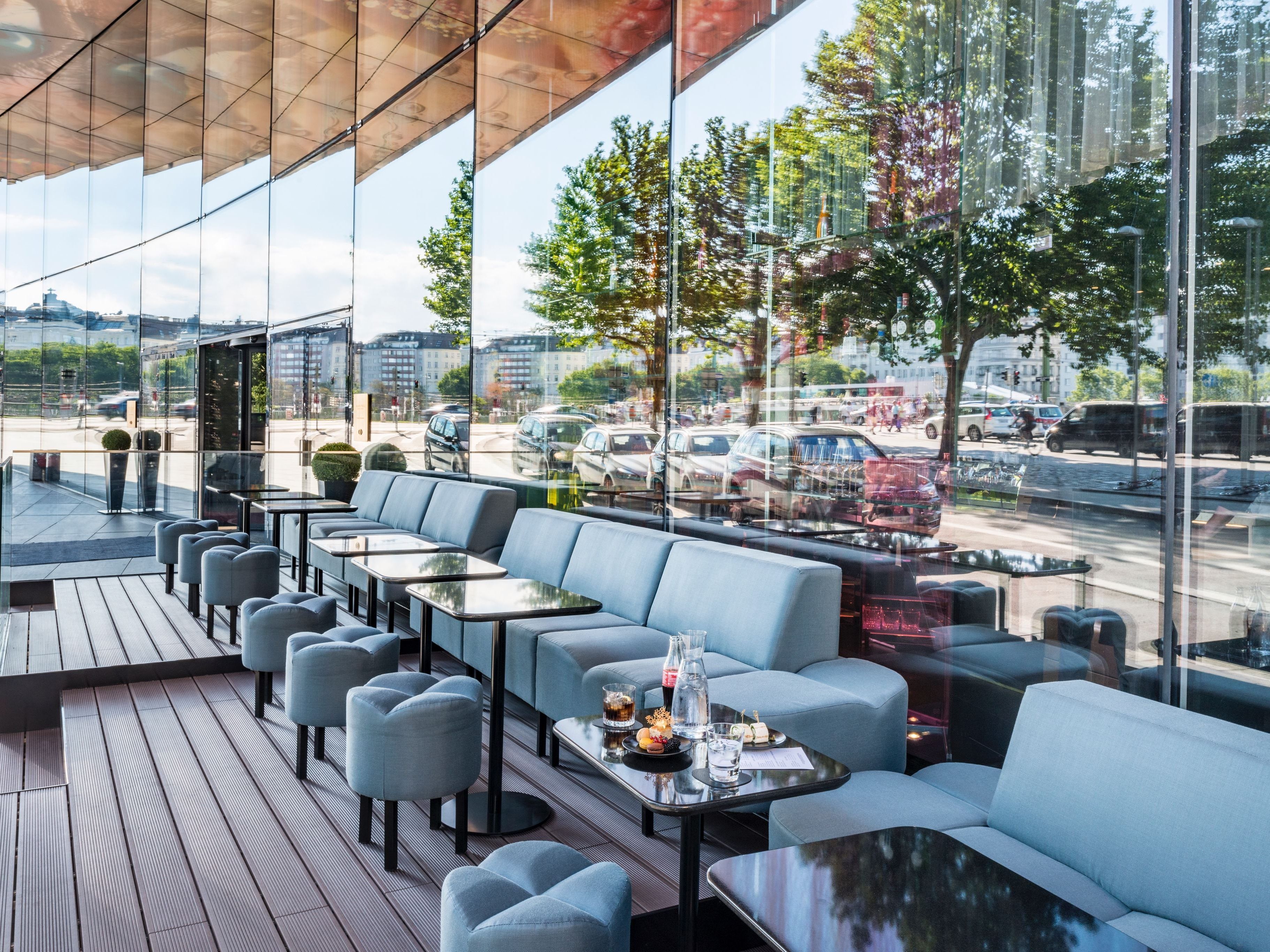 Die Terrasse im SO/VIENNA lädt zum gemütlichen Verweilen ein.