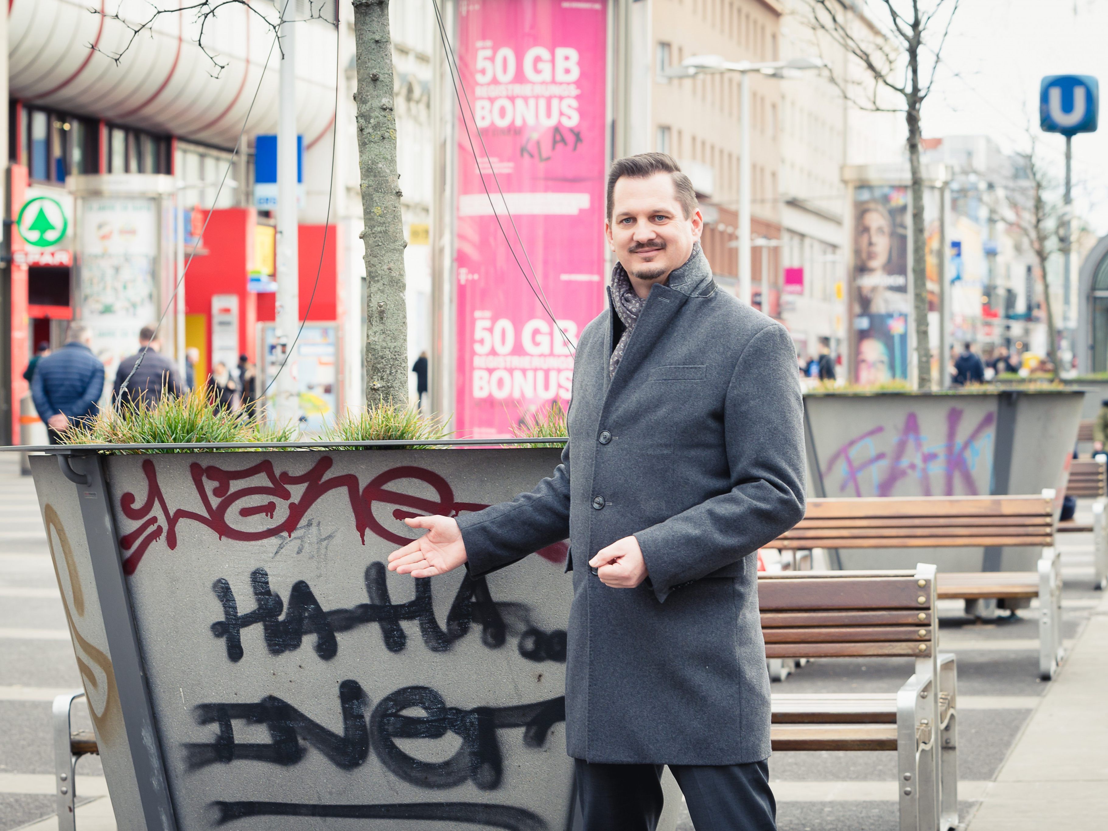 Diese düsterren Pflanzentröge in Wien-Favoriten sollen bald in bunten Farben erstrahlen. Diese düsterren Pflanzentröge in Wien-Favoriten sollen bald in bunten Farben erstrahlen.