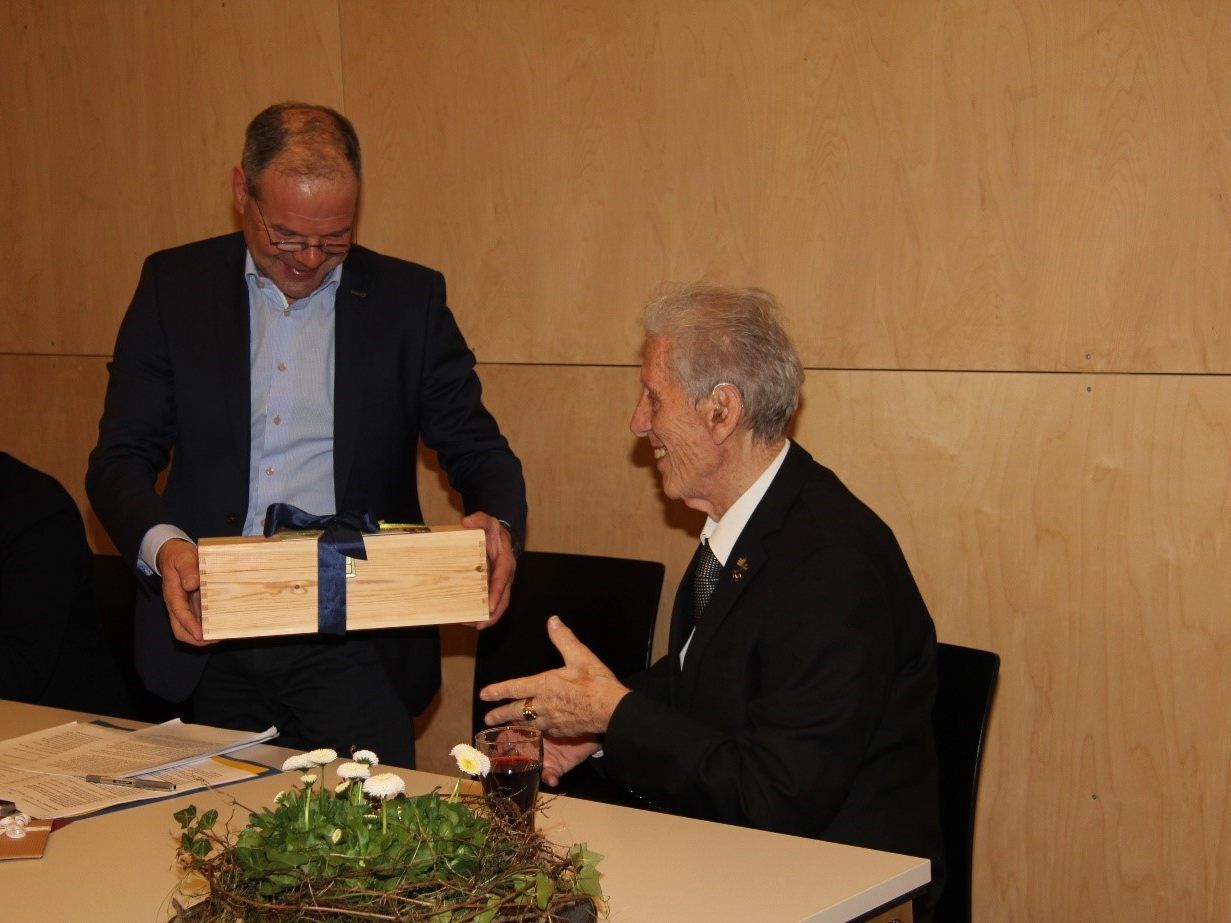 Obmann Wolfgang Matt und Jubilar Albert Walser. Obmann Wolfgang Matt und Jubilar Albert Walser.