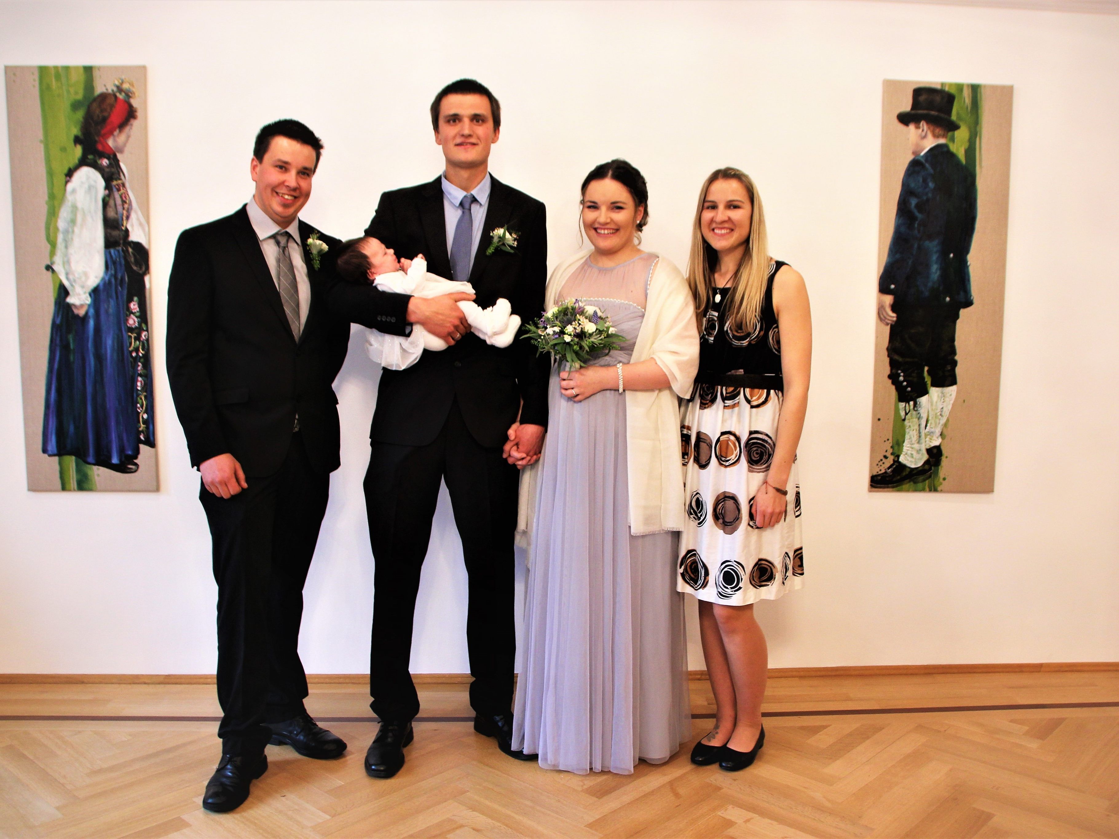 Das frischvermählte Paar mit Baby Elena und den Trauzeugen im Trausaal.