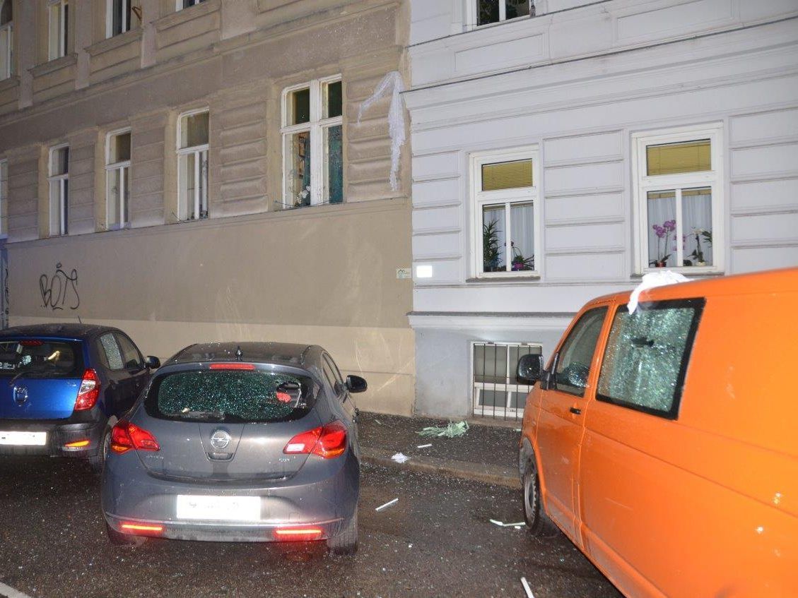 Die Explosion beschädigte die umliegenden Fahrzeuge in Wien-Meidling.
