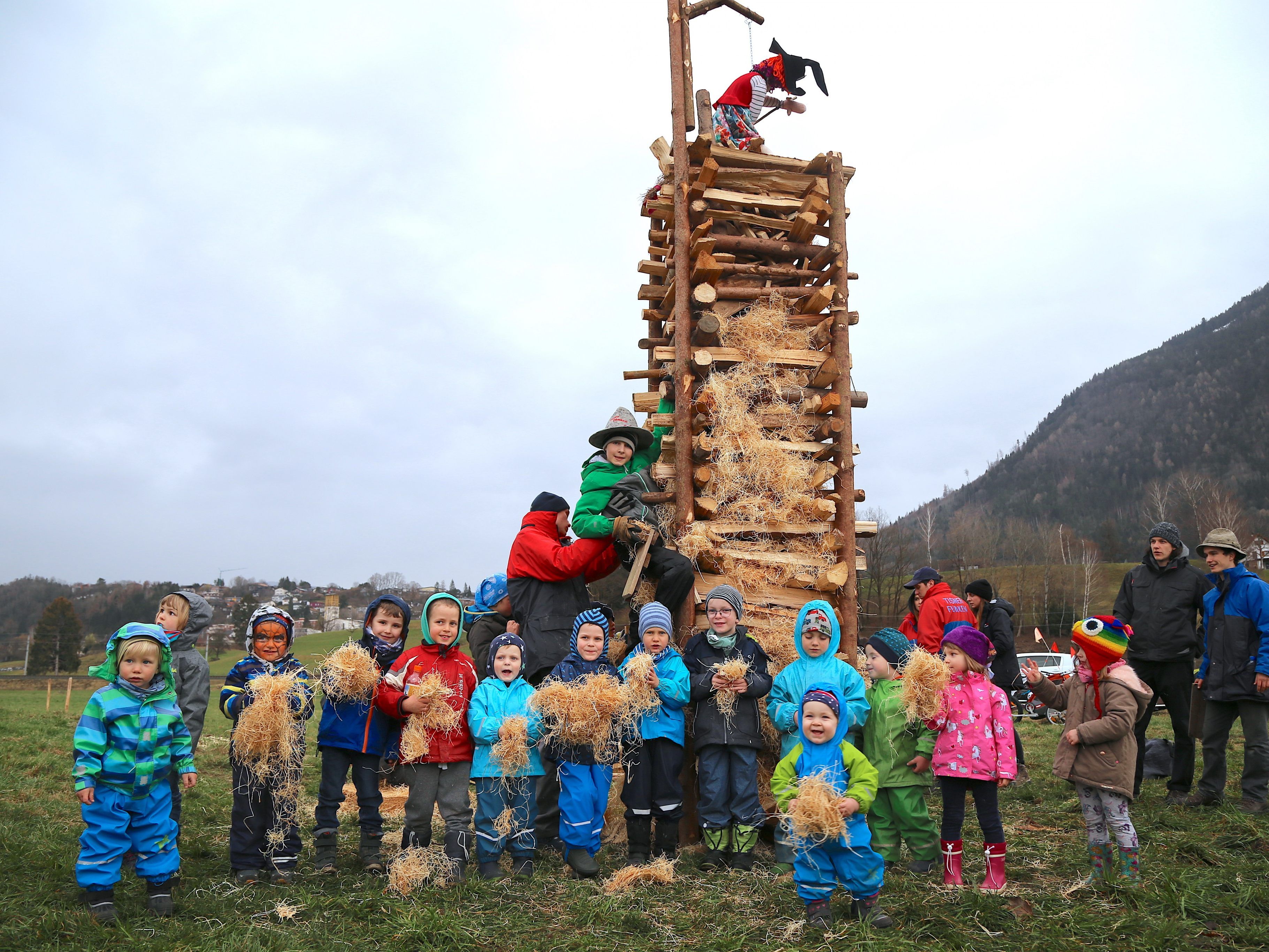 Über 2000 Gäste zählte das 52. Funkenabbrennen in Tisis..