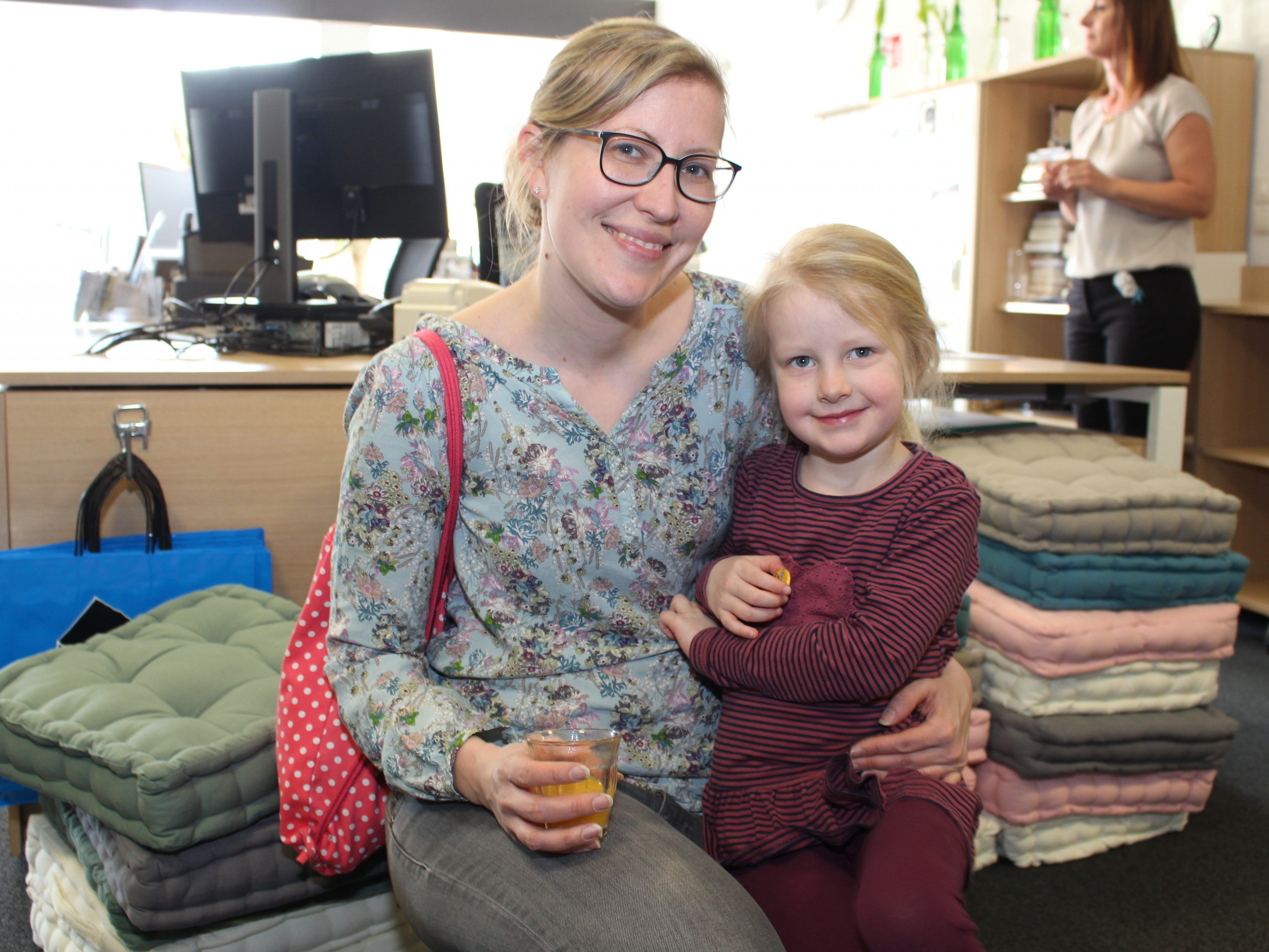 Alissa und Sandra waren bei der Geburtstagsfeier der Bibliothek dabei.