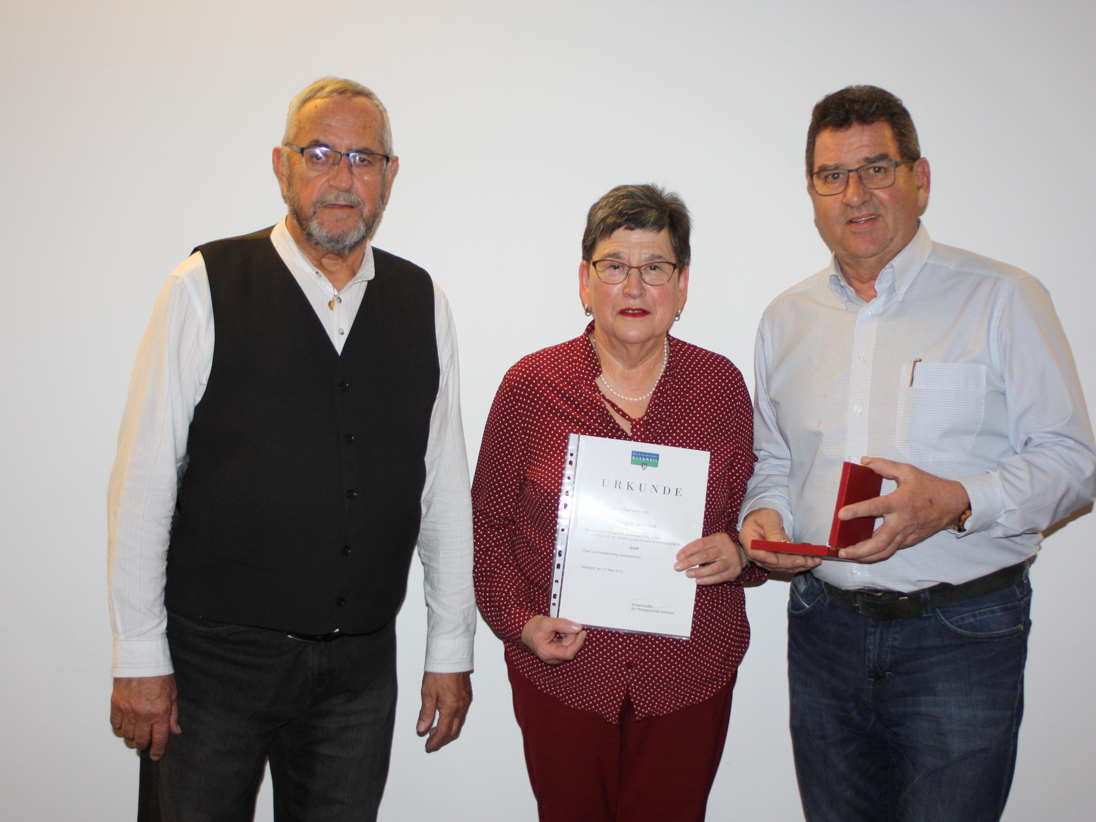 Obmann Karlheinz Frick und GR Helmut Jenny gratulieren Ingrid Walcher zur goldenen Auszeichnung Obmann Karlheinz Frick und GR Helmut Jenny gratulieren Ingrid Walcher zur goldenen Auszeichnung