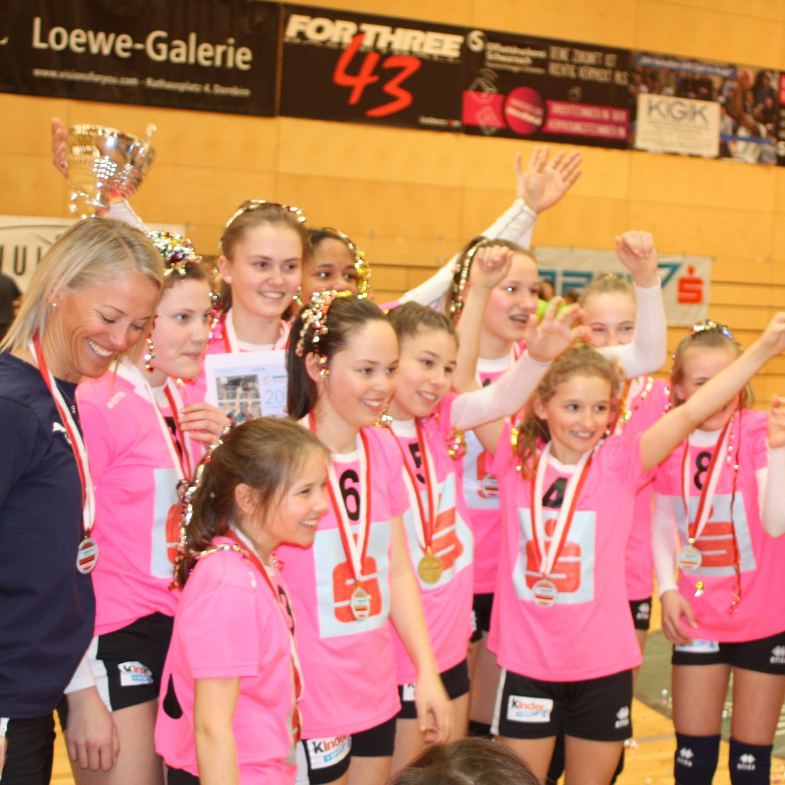 Trainerin Susanne Ratz mit dem siegreichen BG Bregenz Blumenstraße Team
