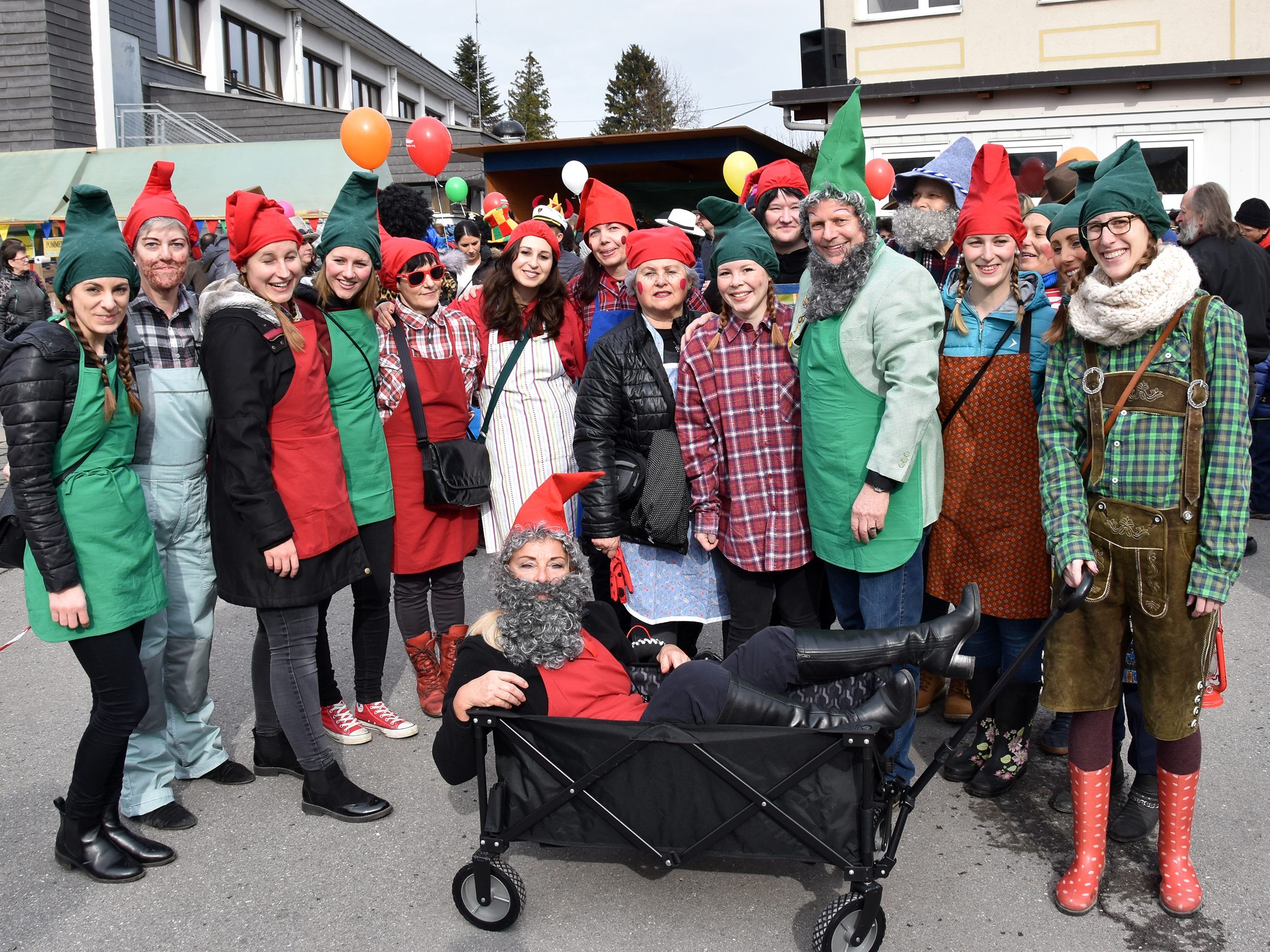 Zwerginnen aus dem Kindergarten mit Bürgi Ernst Blum