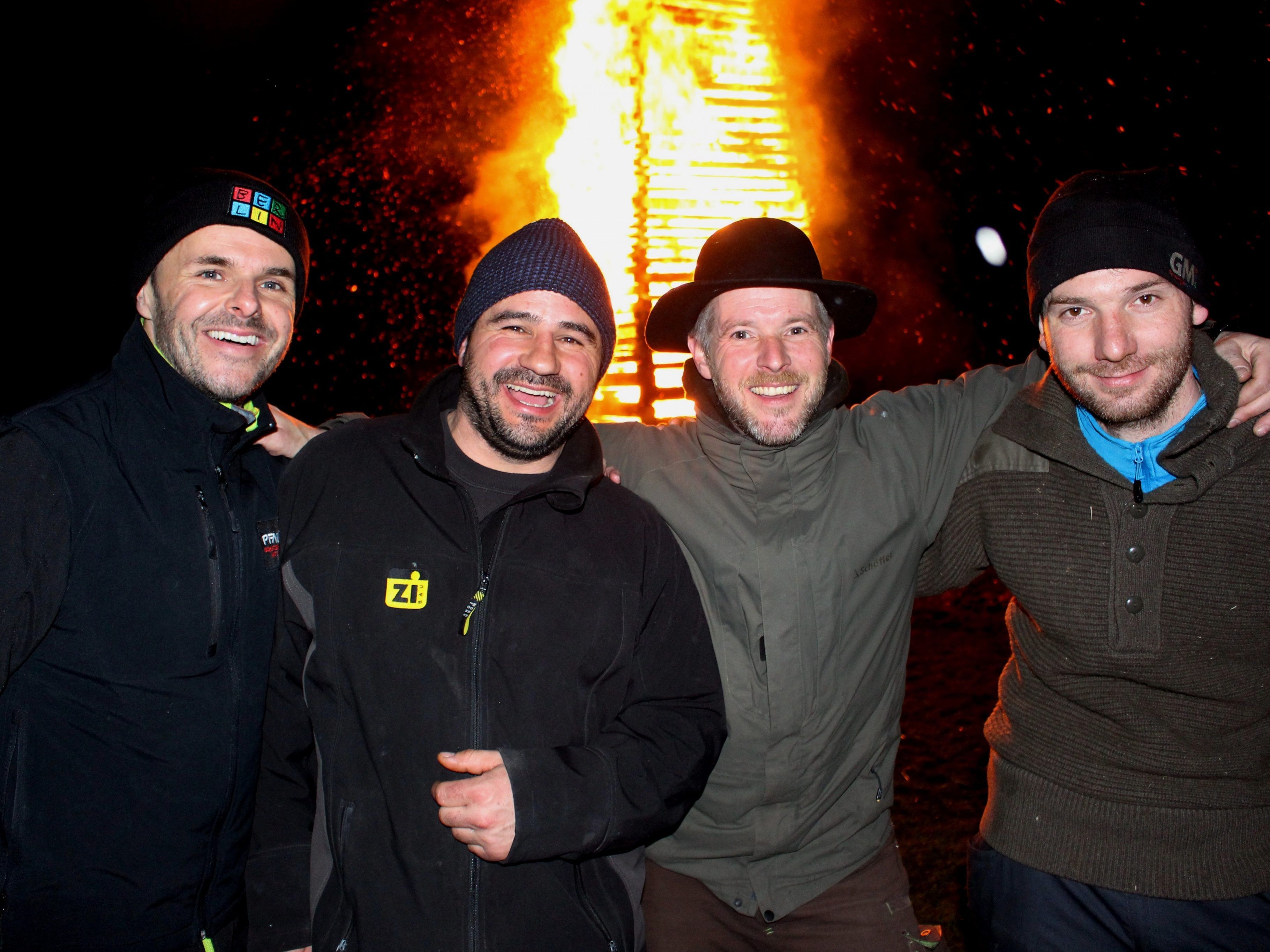 Groß war die Freude der Berger Funkenbauer um Funkenmeister Jens Jensen über die bestens gelungene Funkenveranstaltung, im Bild Patrick Hehle, Josef Pregl, Jens Jensen und Roman Rist.