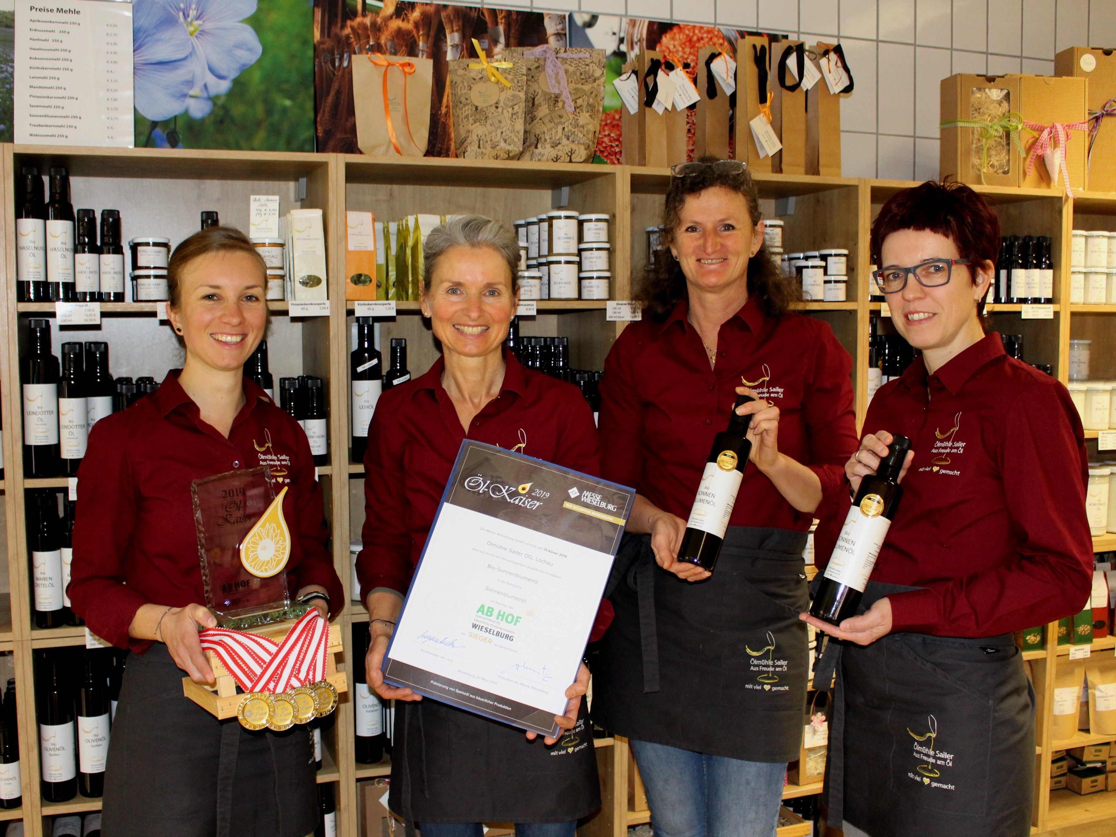 Das Team der „Ölmühle Sailer“ in Lochau freut sich über den „Öl-Kaiser 2019“ für das heimische Bio-Sonnenblumenöl. Außerdem gab es drei Silber-Medaillen für das Bio-Hanf-, Bio-Mohn- und Bio-Walnussöl.