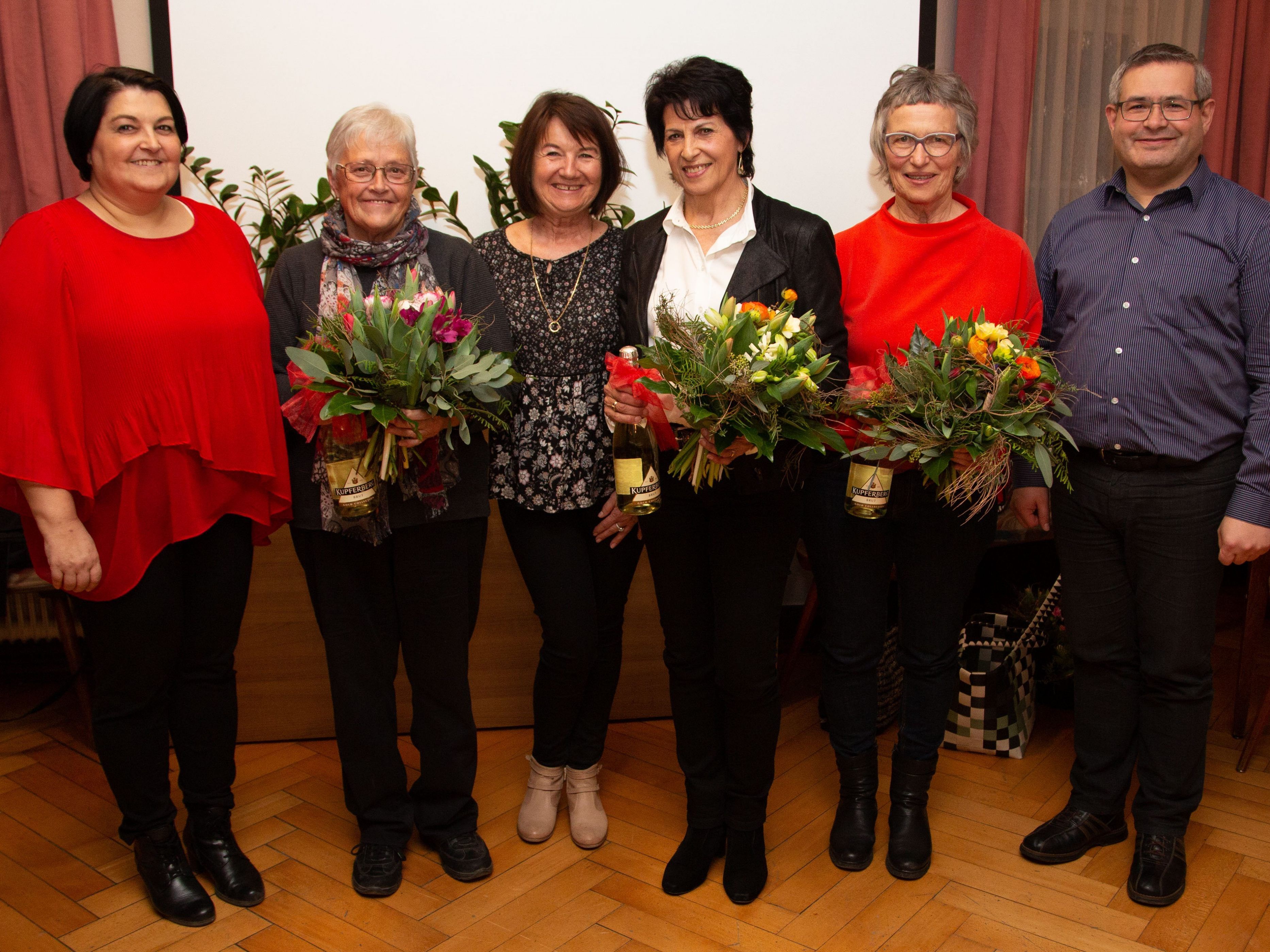 v.l.n.r.: Chorleiterin Silvia Sandholzer, Marianne Stark, Obfrau Uschi Bolter, Fini Müller, Erna Gächter, Pfr. Romeo Pal