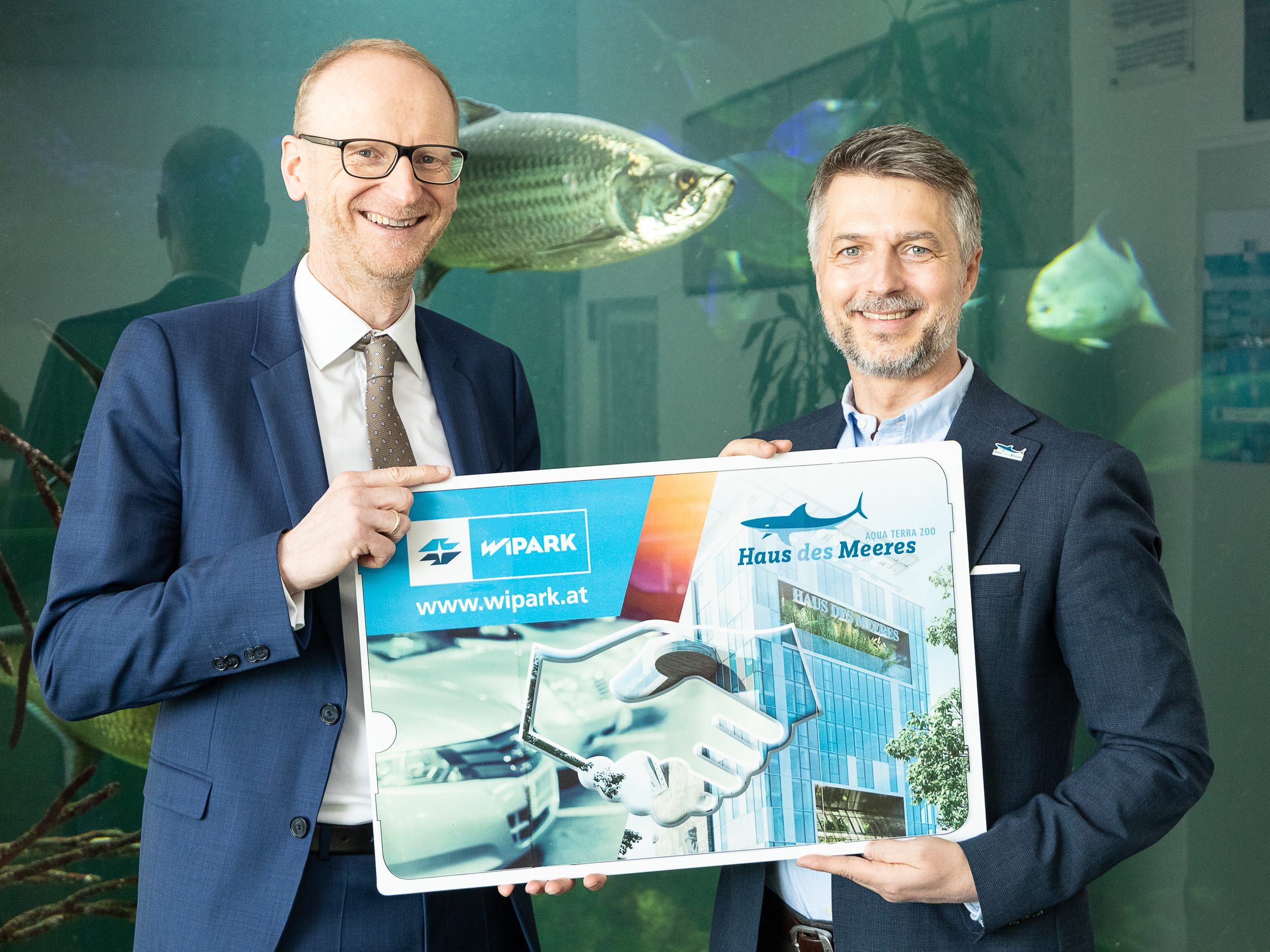Die Geschäftsführer Roman Fuchs (WIPARK) und Hans Köppen (Haus des Meeres) präsentieren die neue Kooperation.