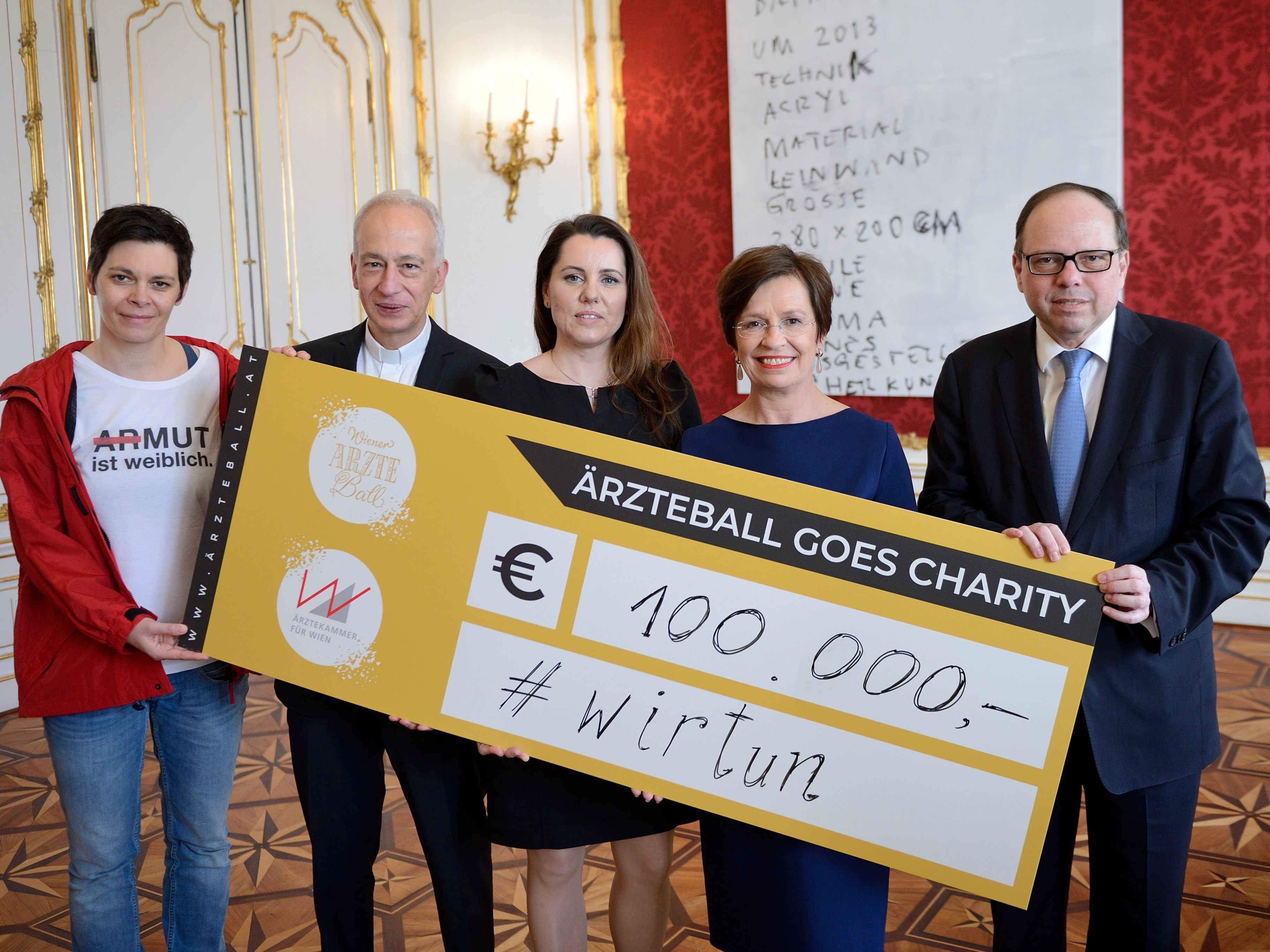 Der Spendenrekord konnte durch eine karitative Neuausrichtung des Balls erreicht werden. Der Spendenrekord konnte durch eine karitative Neuausrichtung des Balls erreicht werden.