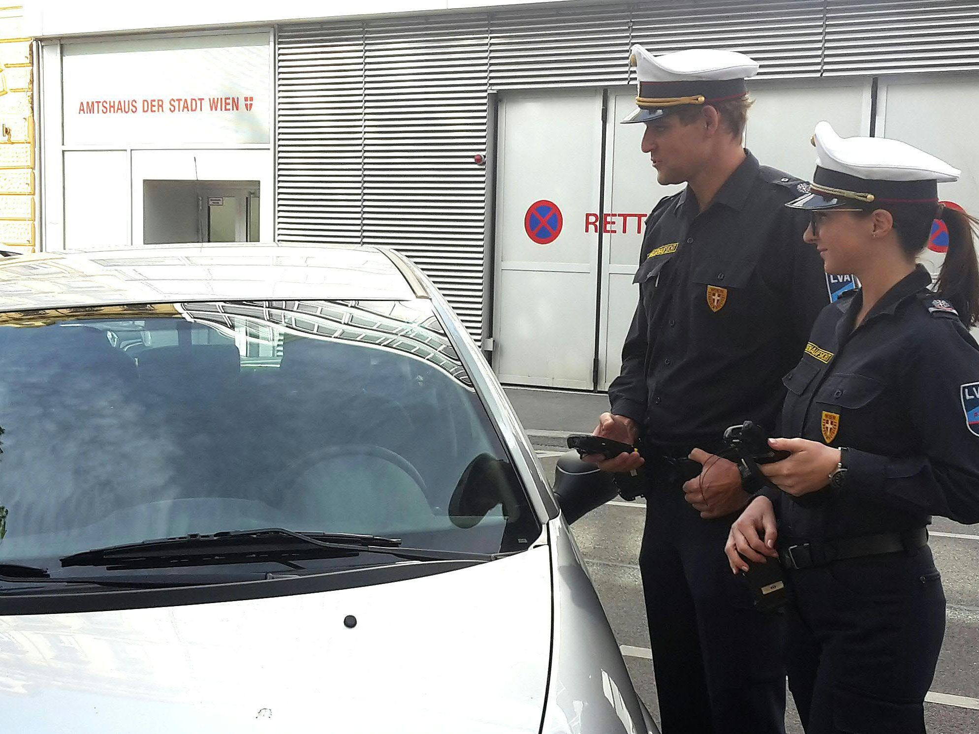 Zwei Parksheriffs sollen von einem 50-jährigen Lenker angefahren worden sein. Zwei Parksheriffs sollen von einem 50-jährigen Lenker angefahren worden sein.