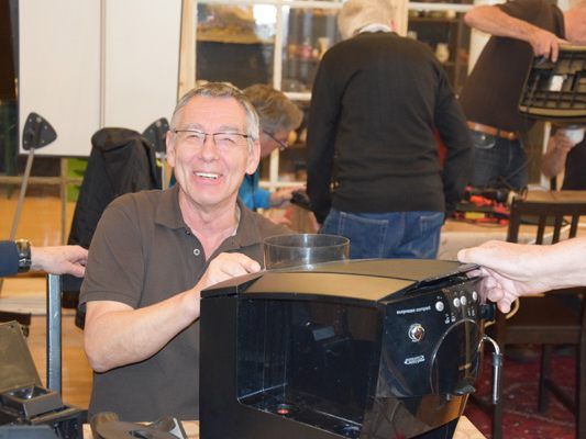 Im Bludenzer Repair Café werden scheinbar defekte Haushaltsgeräte mit Hilfe von fachkundiger Anleitung wieder zun Laufen gebracht.