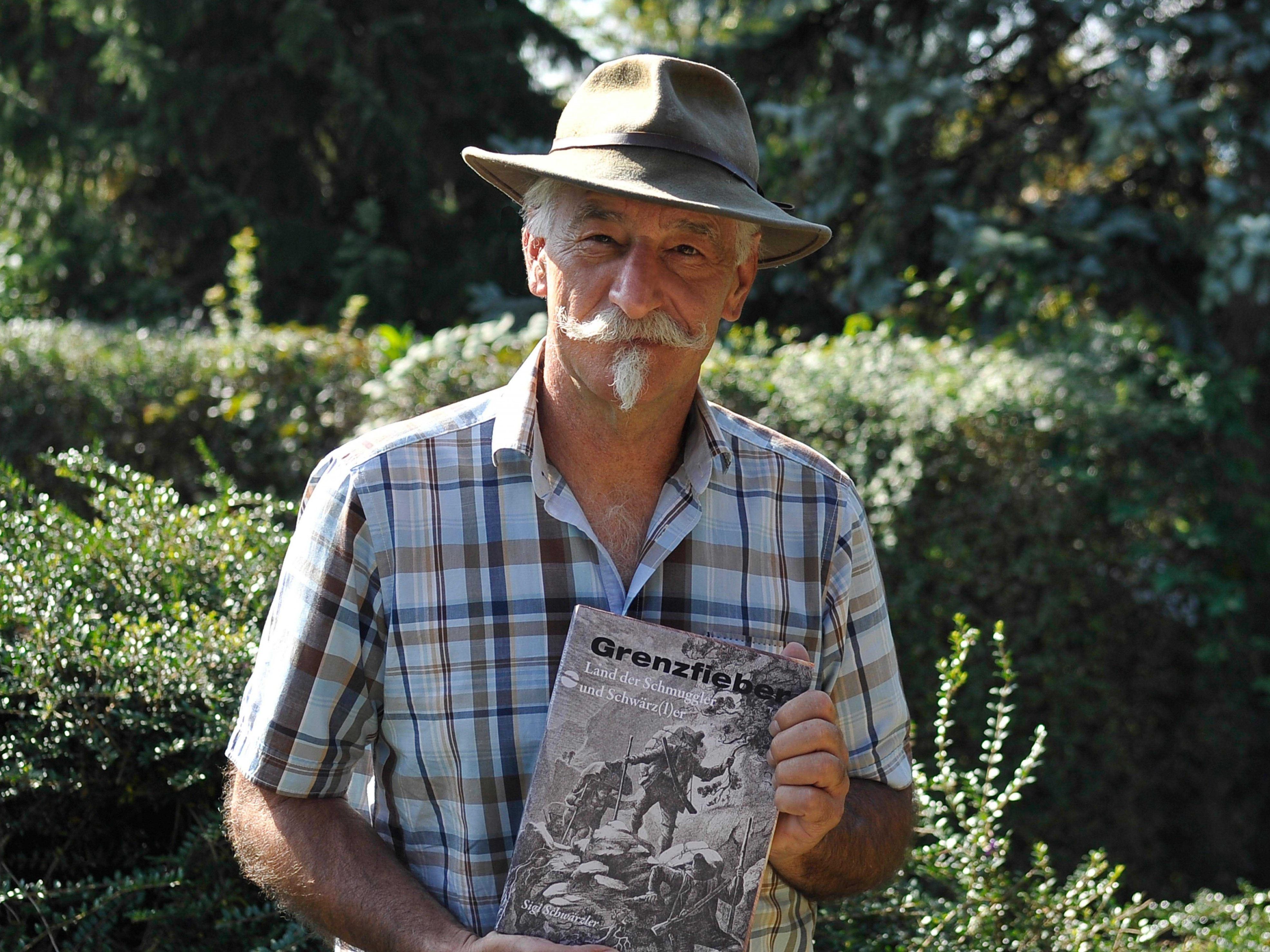 Sigi Schwärzler erzählt in seinem Buch Schmugglergeschichten aus Vorarlberg. Sigi Schwärzler erzählt in seinem Buch Schmugglergeschichten aus Vorarlberg.