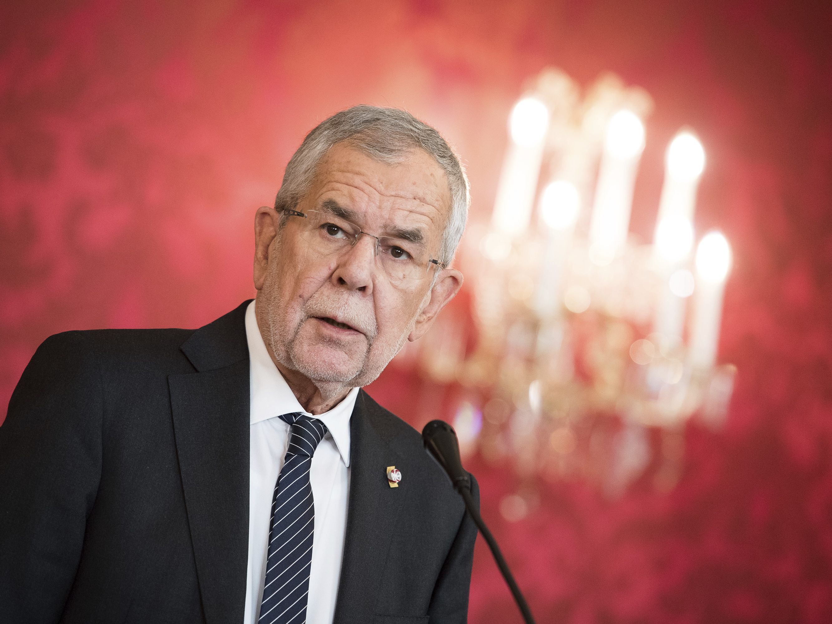Van der Bellen rät den Kontakt zu meiden und die Wortwahl zu beachten.