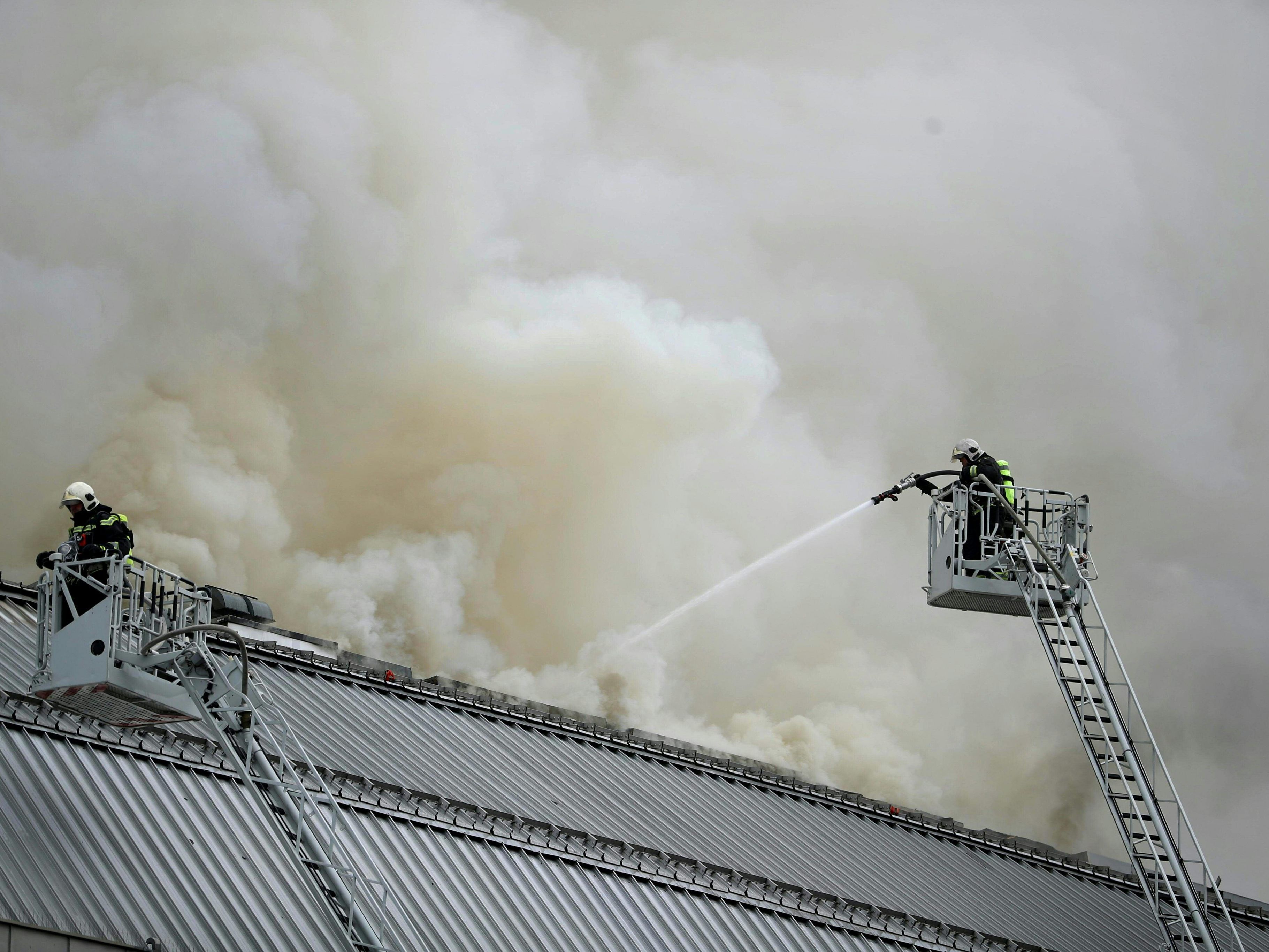 Der Brand im Wiener Donauzentrum wurde um 17.30 gelöscht.