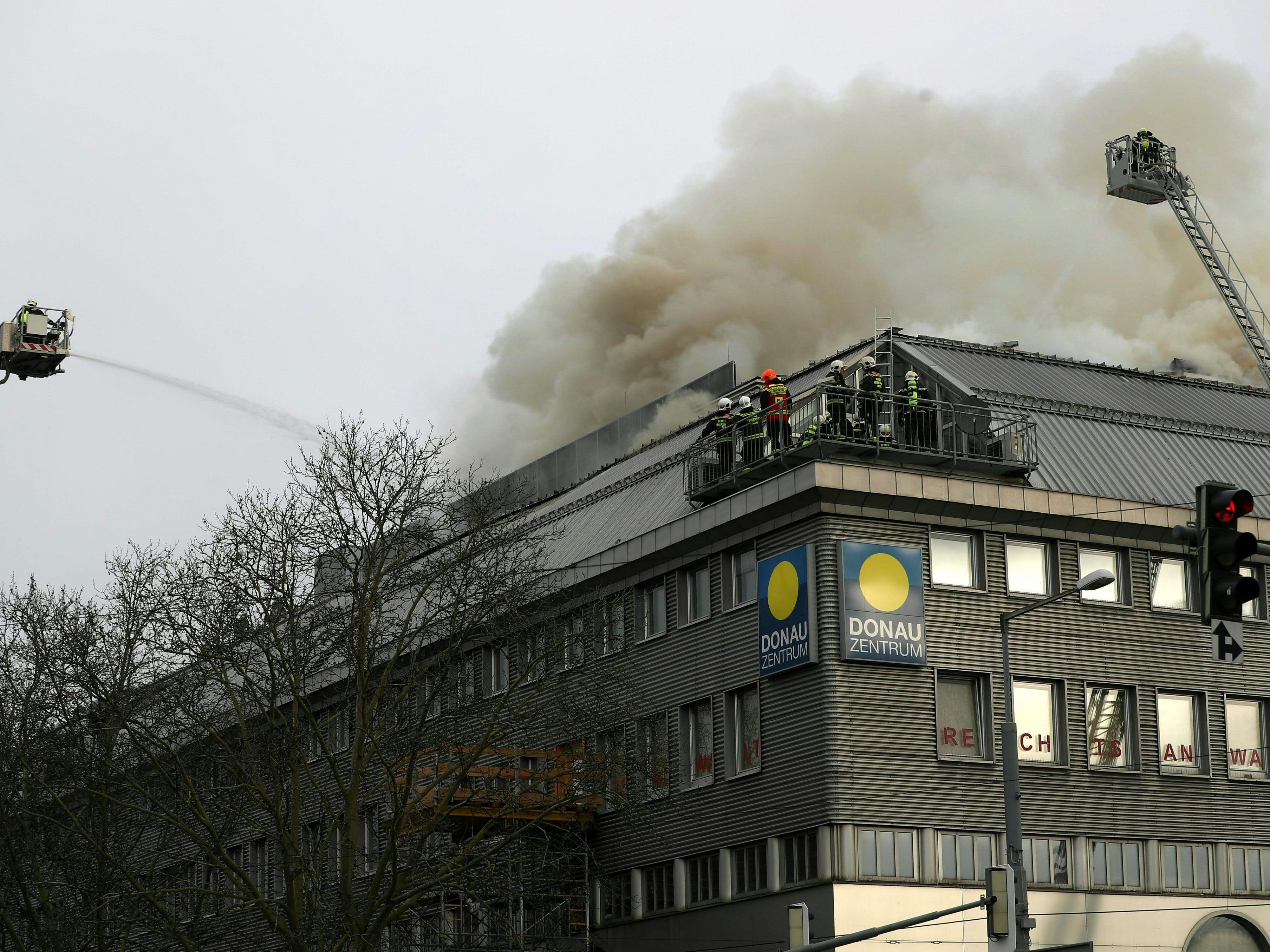 Großeinsatz der Feuerwehr im Wiener Donauzentrum. Großeinsatz der Feuerwehr im Wiener Donauzentrum.