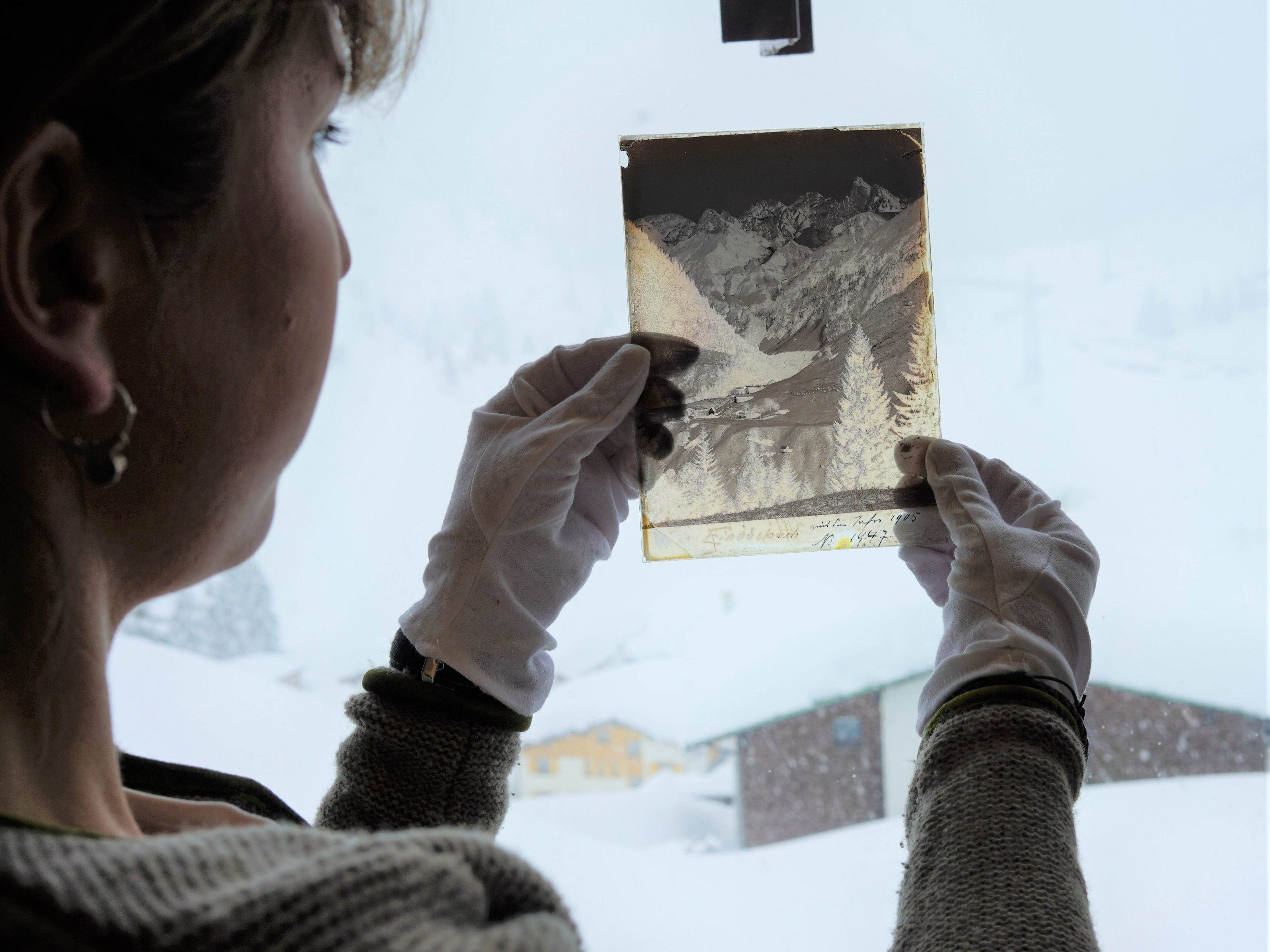 Lena Heimhuber mit Glasplatten-Motiv