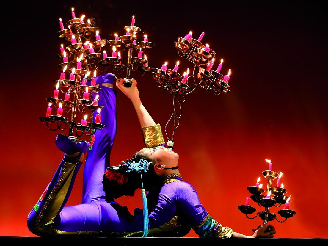 Der Chinesische Naitonalzirkus führt seine Akrobatik in der Wiener Stadthalle auf.