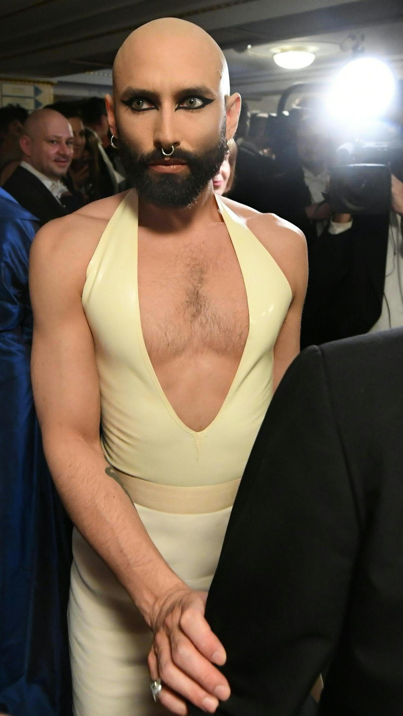 Stirbt Conchita Wurst? Oder ist es doch nur eine Promo für ein neues Album? Die Bilder auf Instagram werfen Fragen auf.