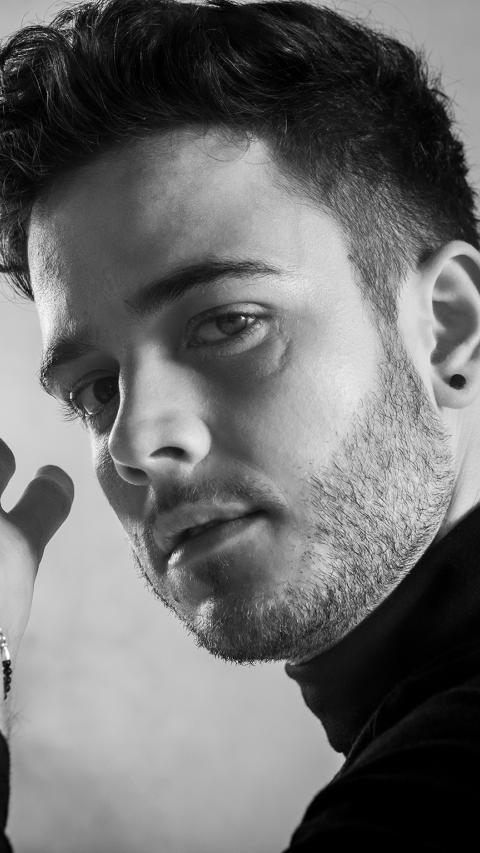 Hänni tritt mit dem Song "She Got Me" an.