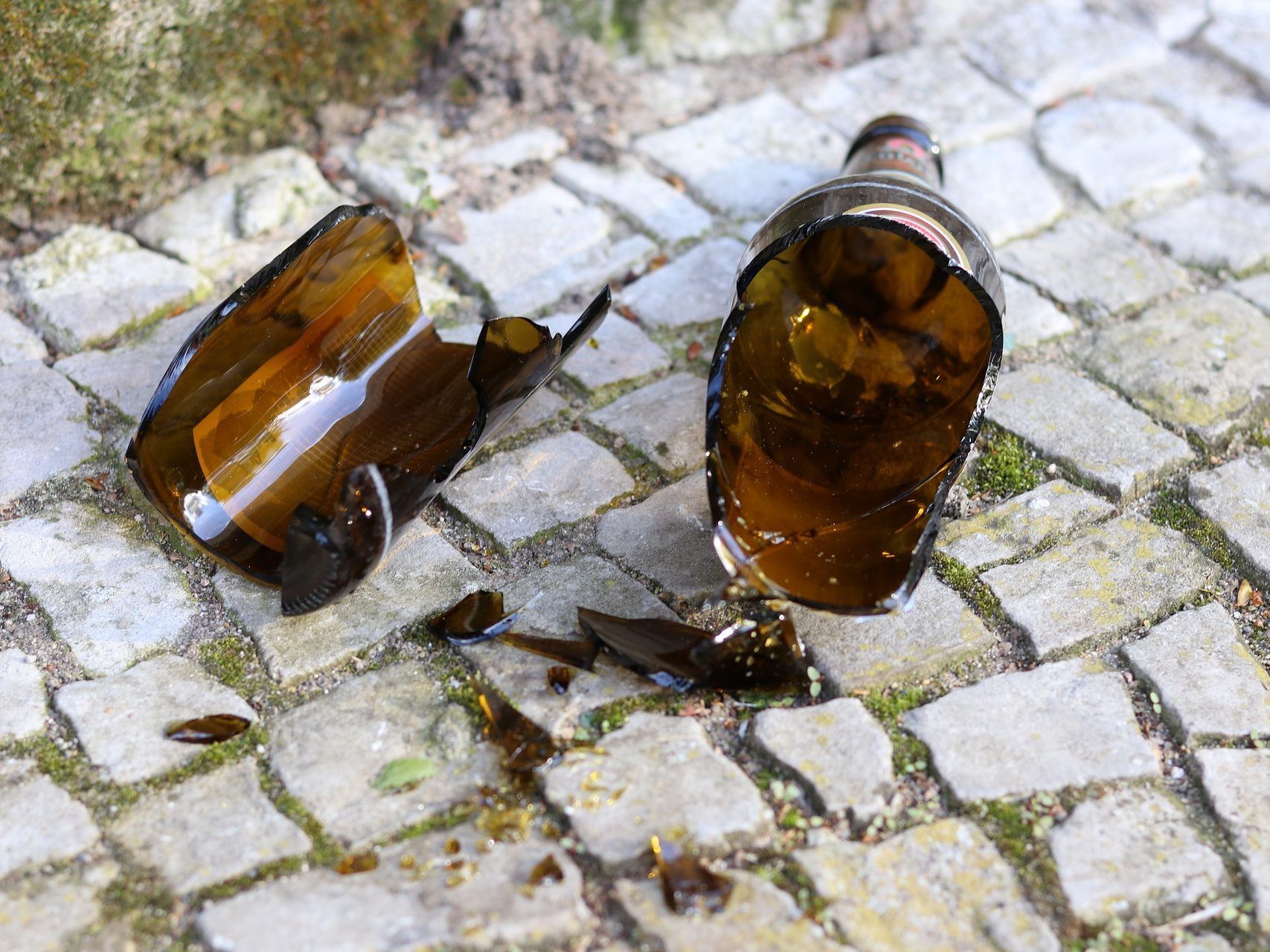 Der 17-Jährige zerbrach die Flasche am Kopf seines Kontrahenten und stach zu. Der 17-Jährige zerbrach die Flasche am Kopf seines Kontrahenten und stach zu.
