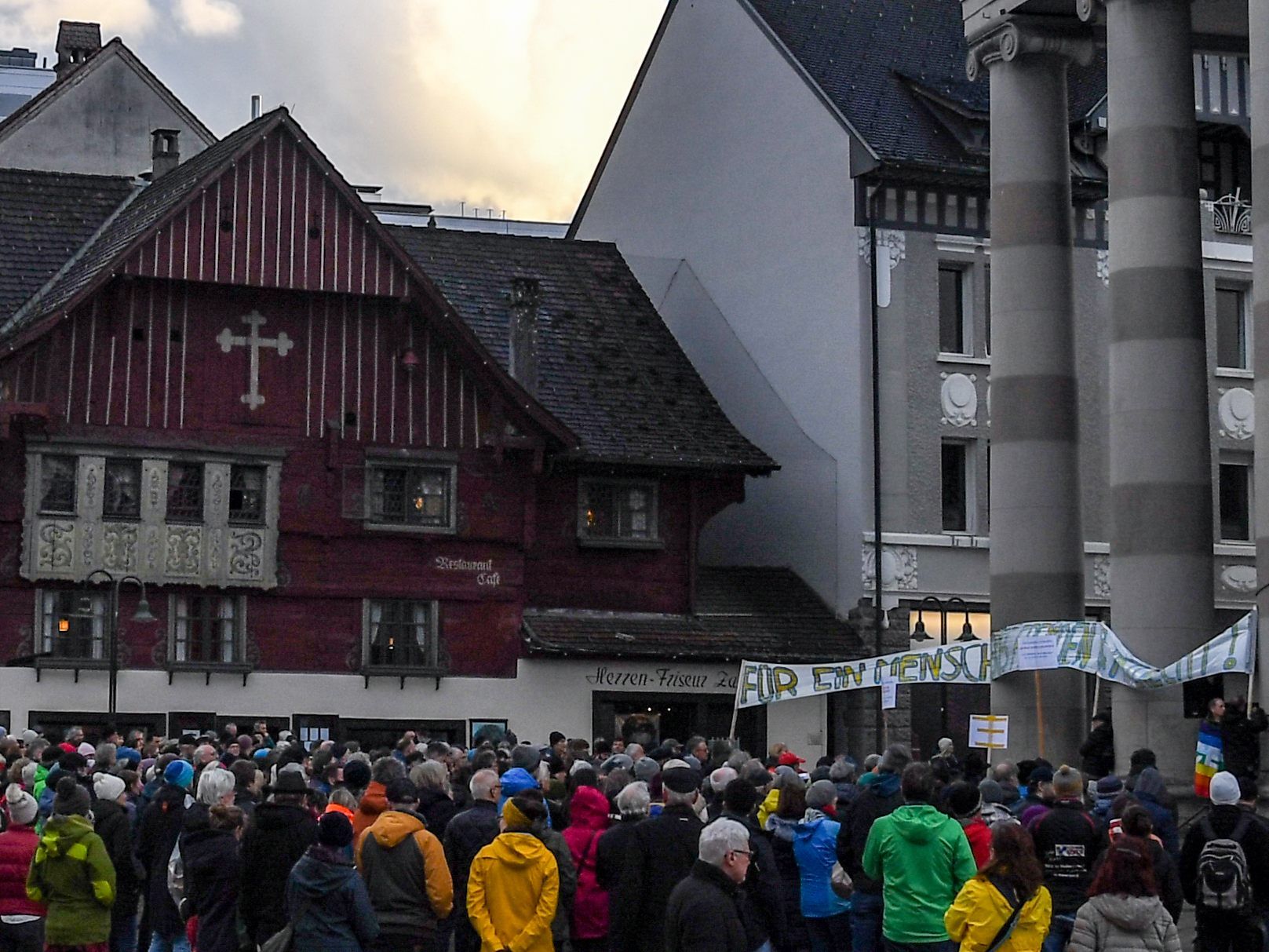 Rund 1.100 Menschen demonstrierten auf dem Marktplatz in Dornbirn.